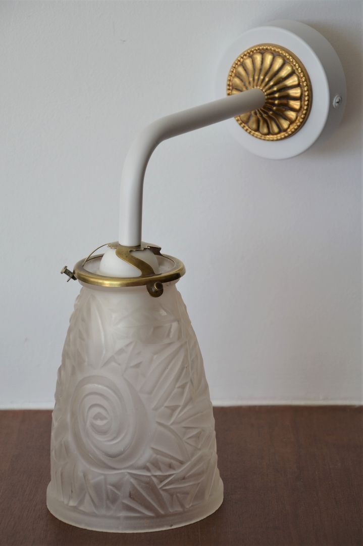 White and gold art deco wall lamp