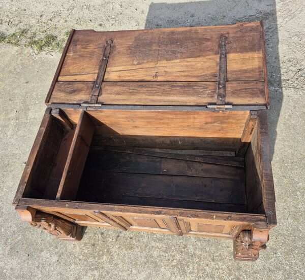 Coffre ancien sculpté en bois de chêne