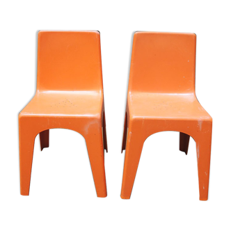 2 old children's chairs in plastic orange 70s