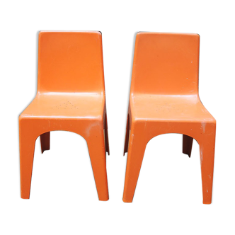 2 anciennes chaises enfant en plastique orange