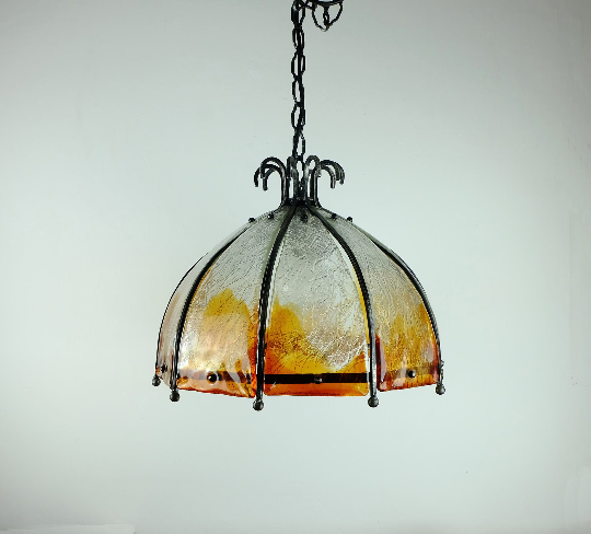 Lampe suspendue brutaliste des années 60-70 en fer forgé et en verre de Murano.
