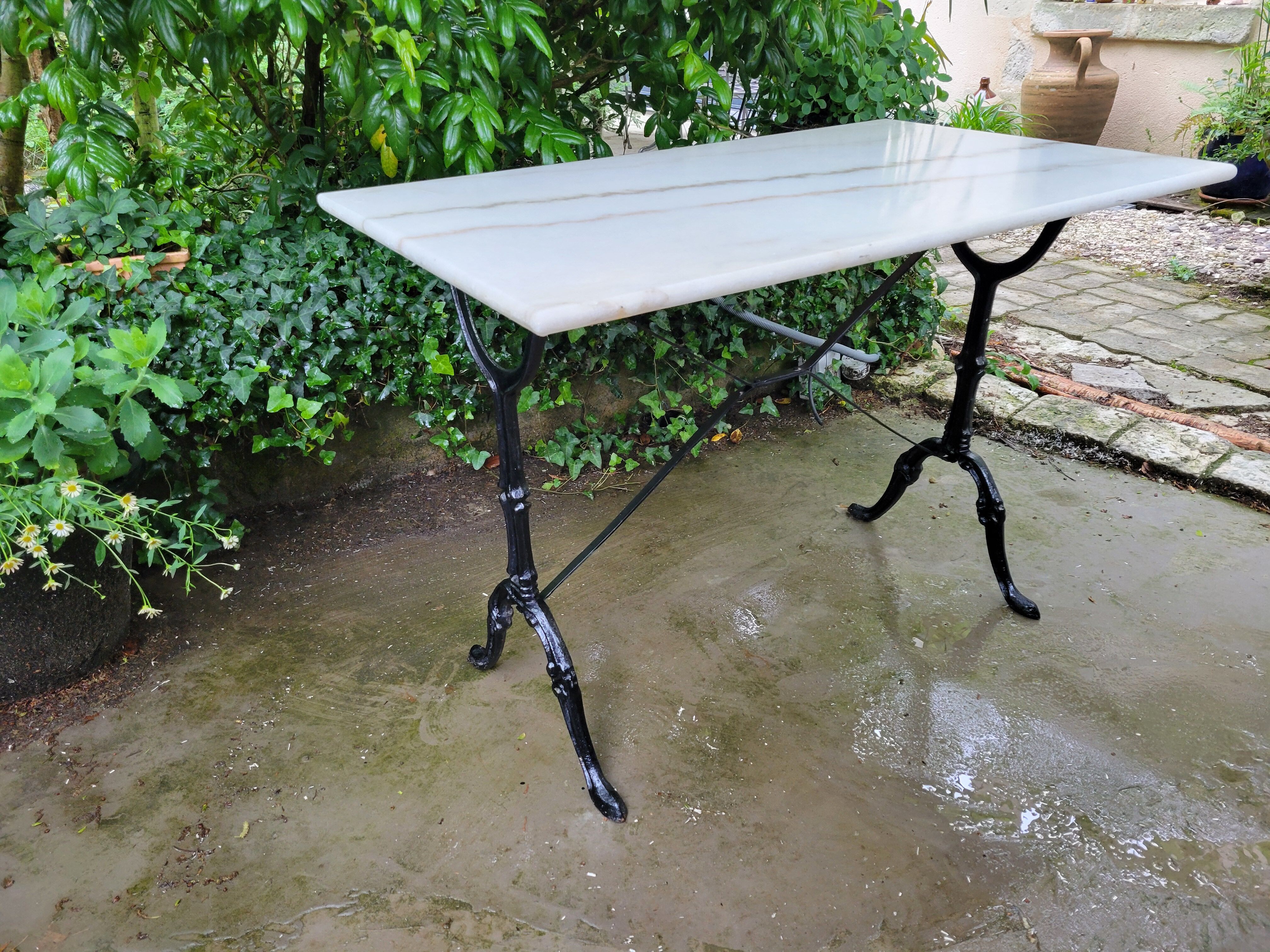 Bistro table in Carrara marble and cast iron, circa 1900.