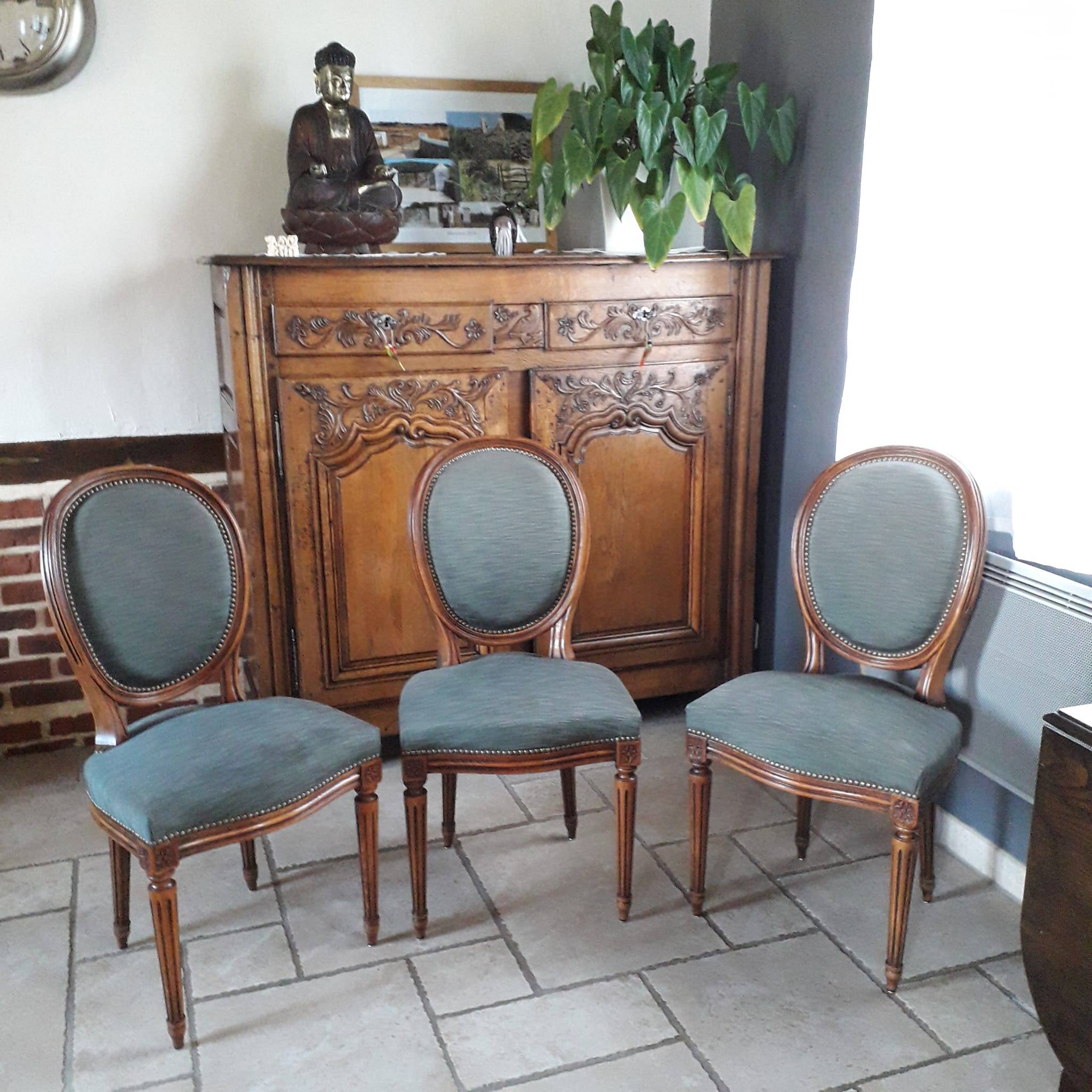UPHOLSTERED FABRIC CHAIRS