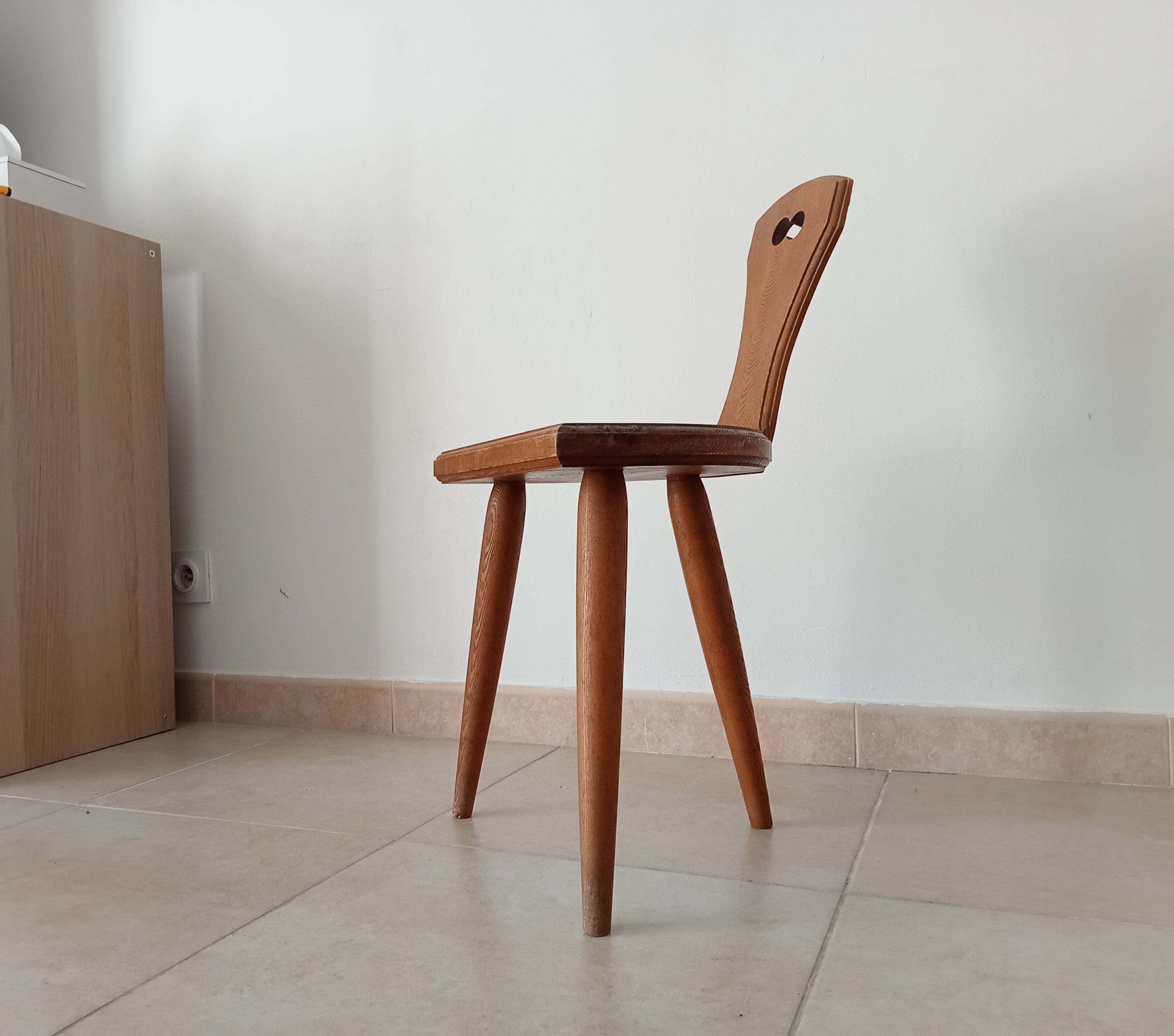Low brutalist tripod chair in solid oak from the 1960s.