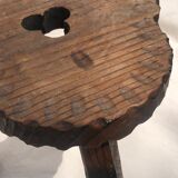 Tabouret tripode en bois ciselé