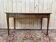 Bureau plat de style Louis XVI en merisier et cuir noir