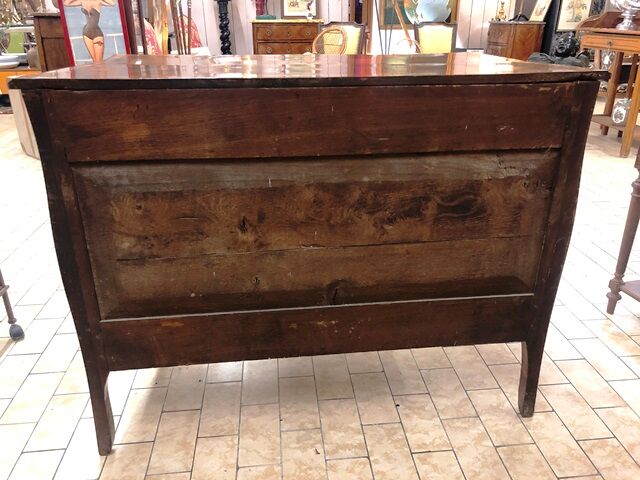Curved chest of drawers of the eighteenth century