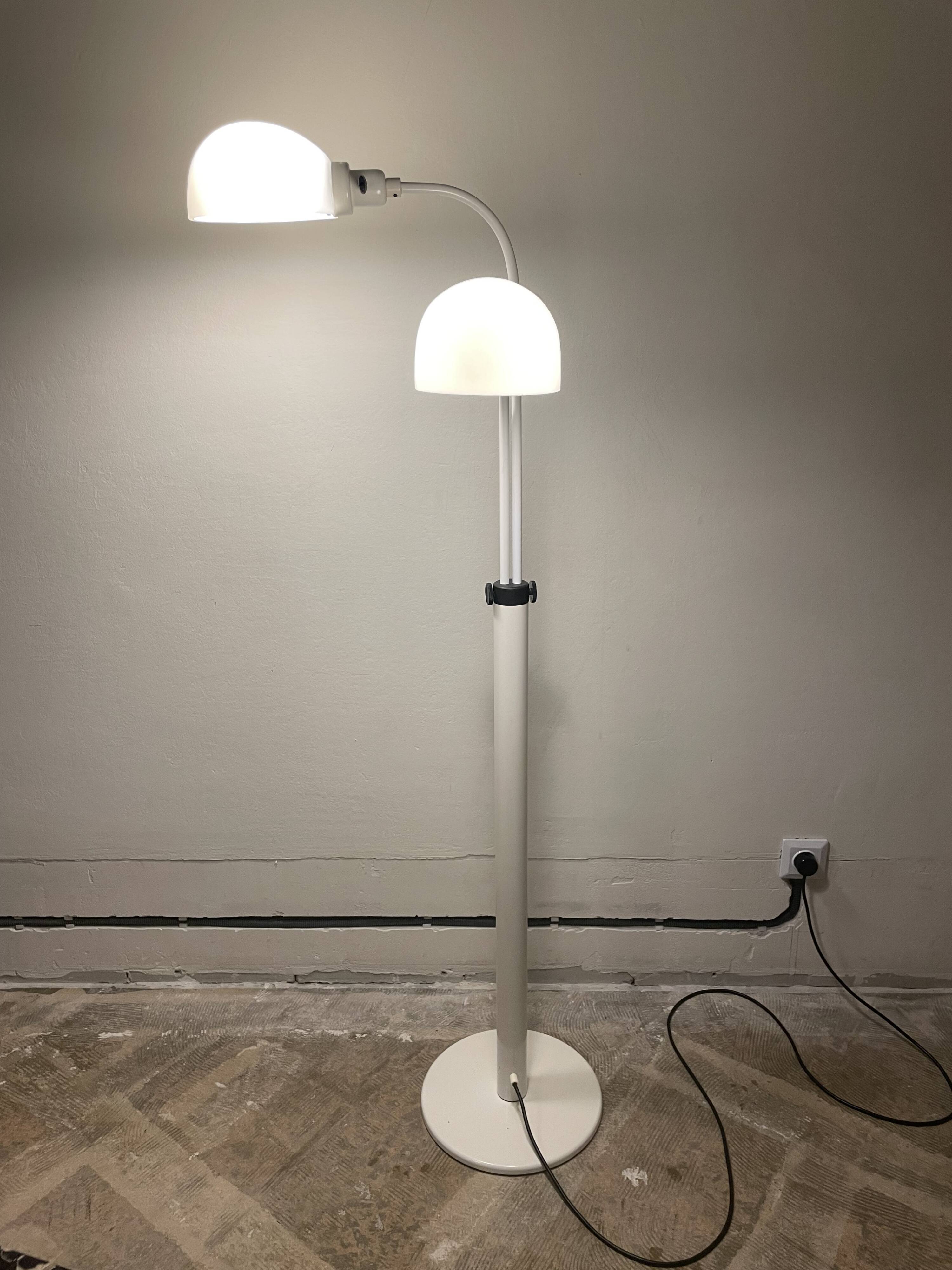Lampadaire blanc sur pied avec bras rotatifs et abat-jours.