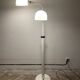 Lampadaire blanc sur pied avec bras rotatifs et abat-jours.