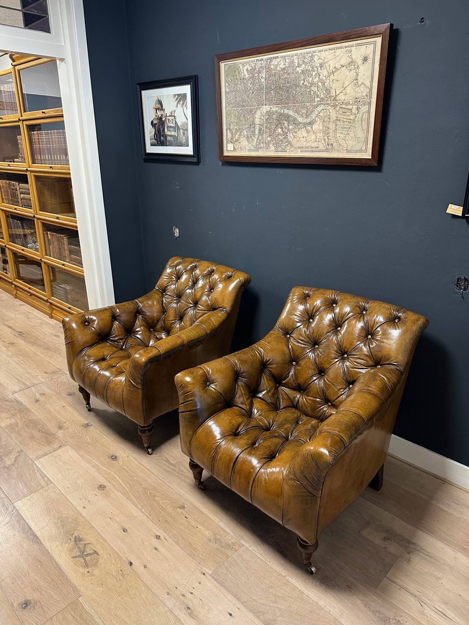 Set of 2 leather club chairs