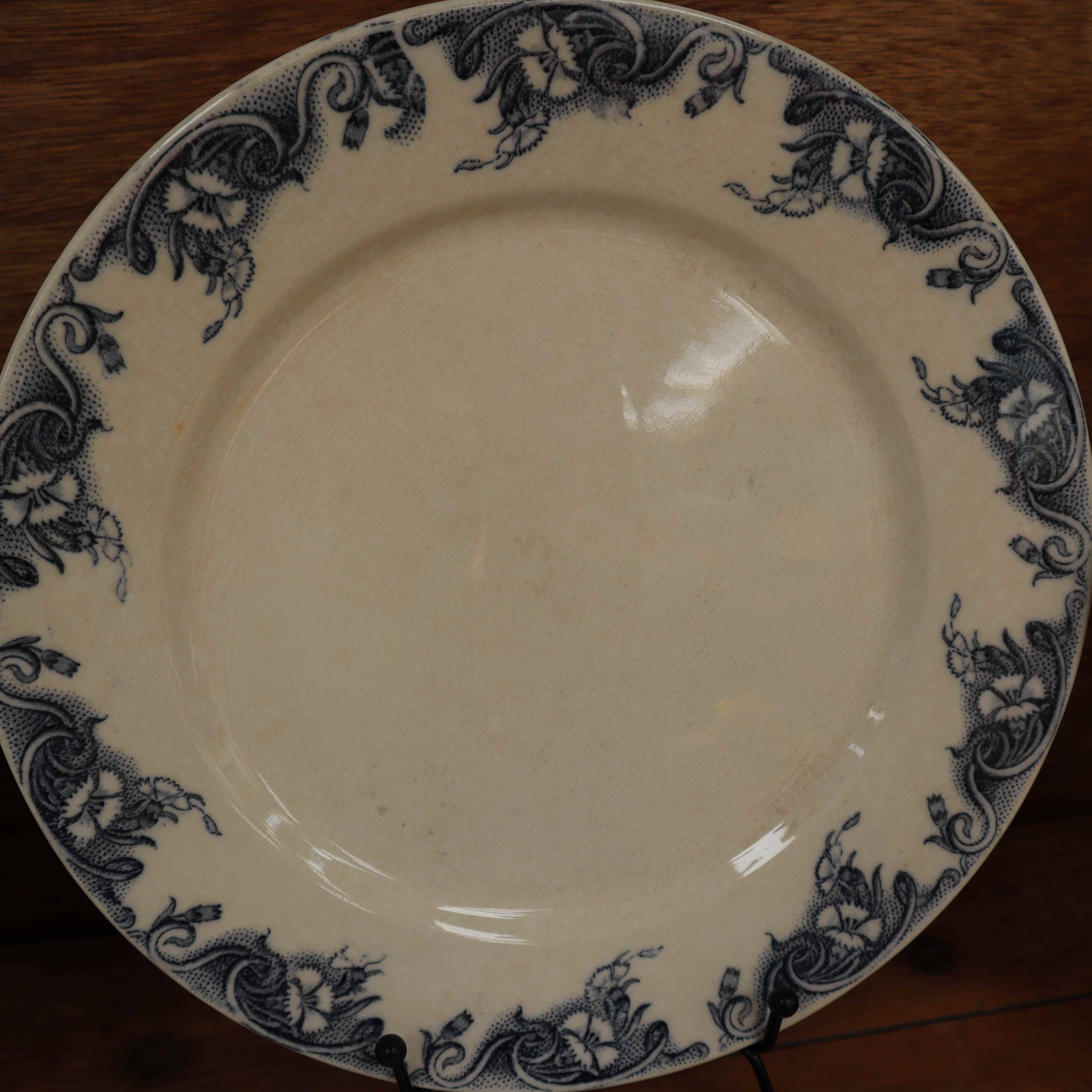 Flat plates in old earthenware with lions of France "Pernelle"