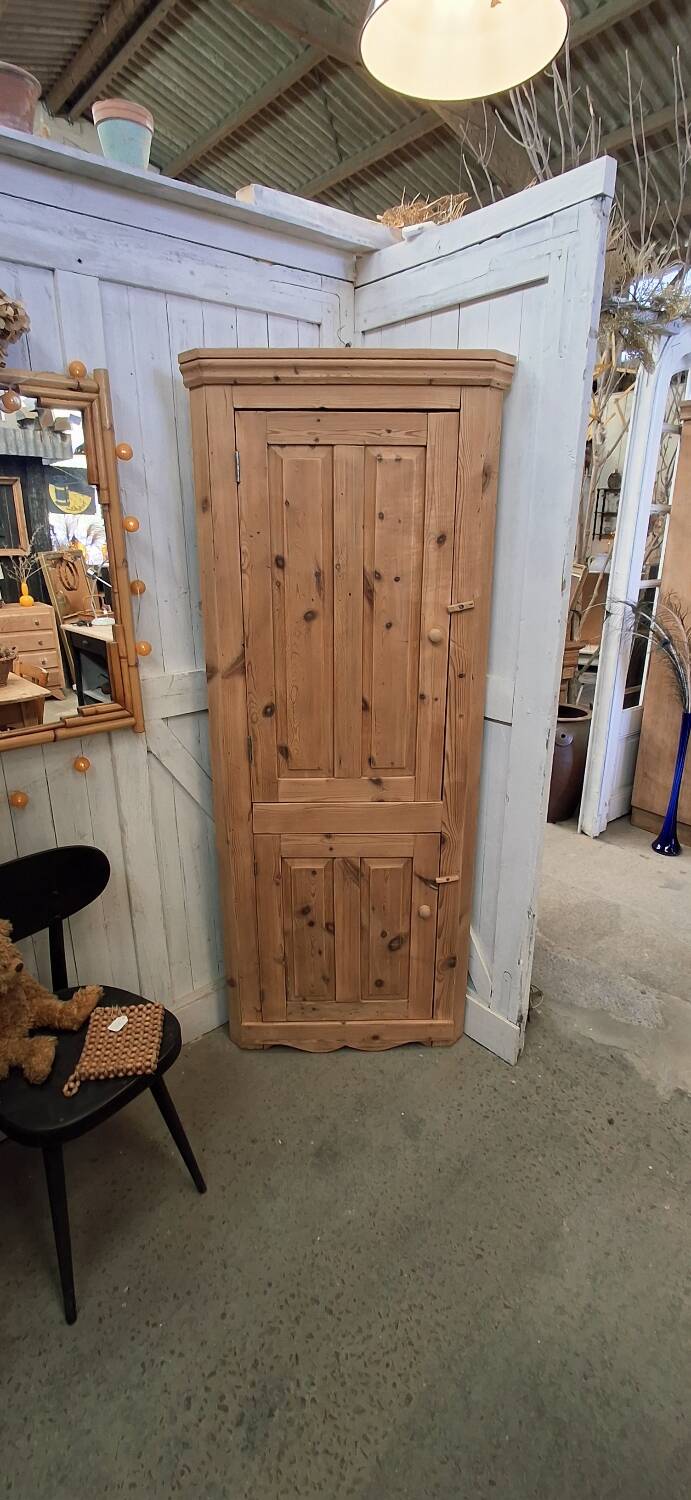 Armoire d'angle ancienne