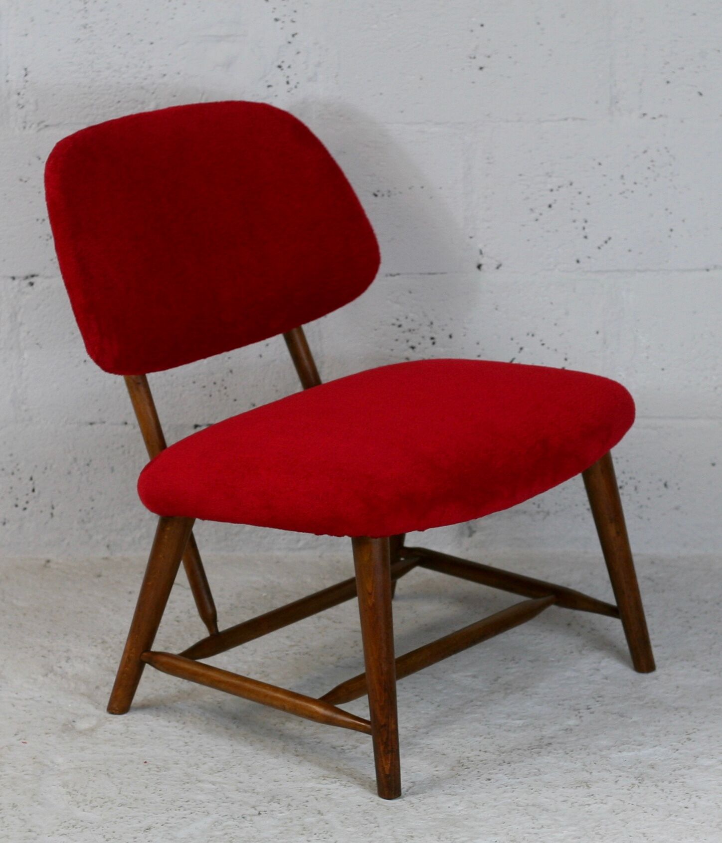 Chauffeuse by Alf Svensson, Model TeVe, published by Ljungs Industrier, Sweden, 1953. Retyped red.