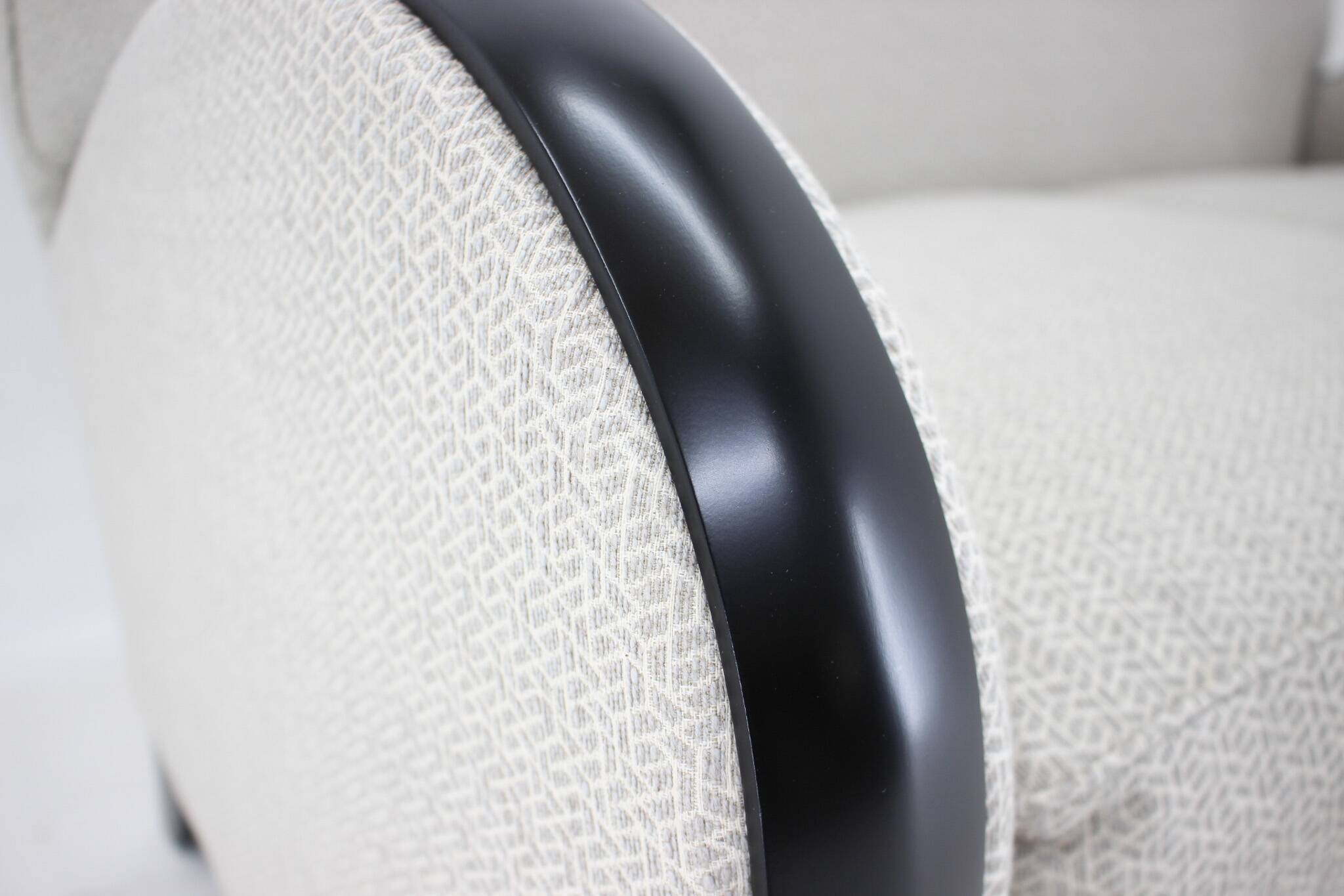 Canapé italien à deux places nouvellement rembourré des années 1940