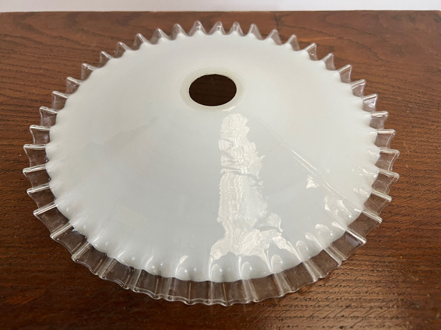 Opaline white vintage suspension