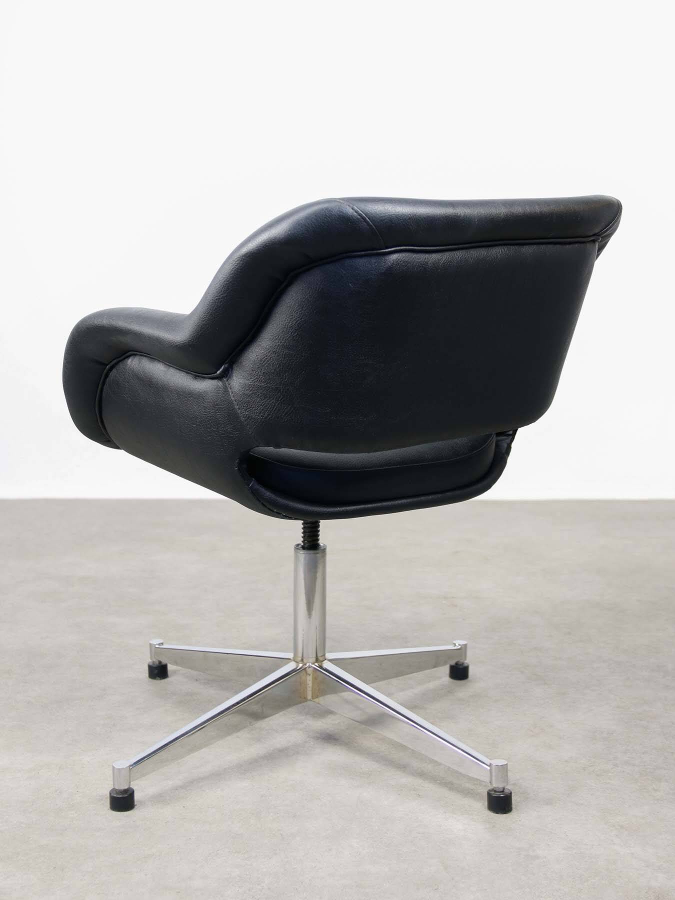 Chaise pivotante vintage en simili cuir noir italien et chrome