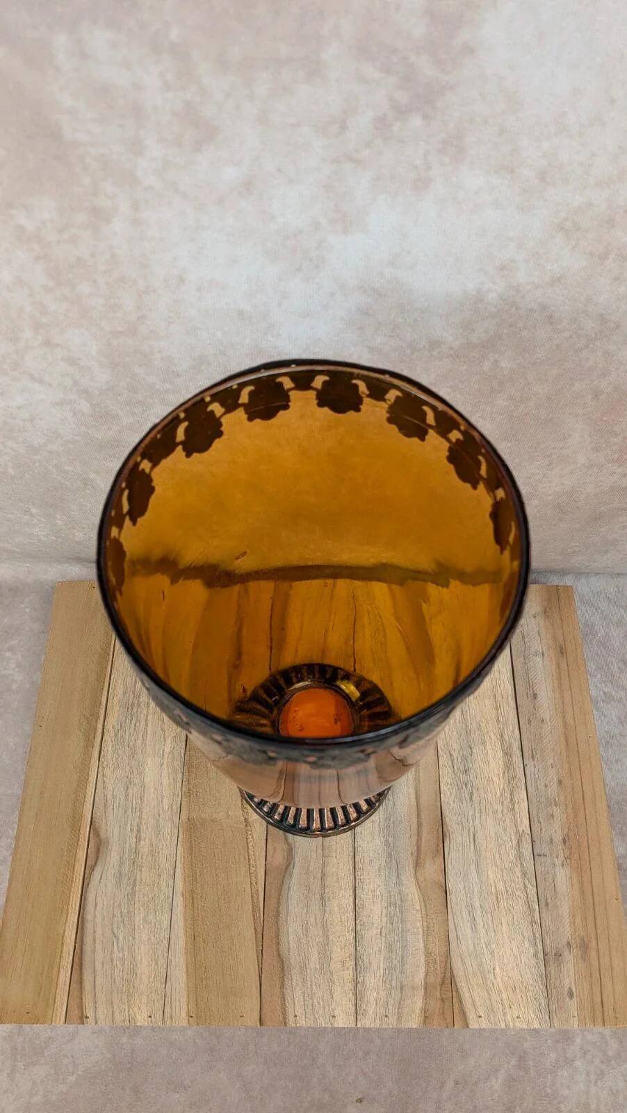Vase vintage en verre ambré sur pied
