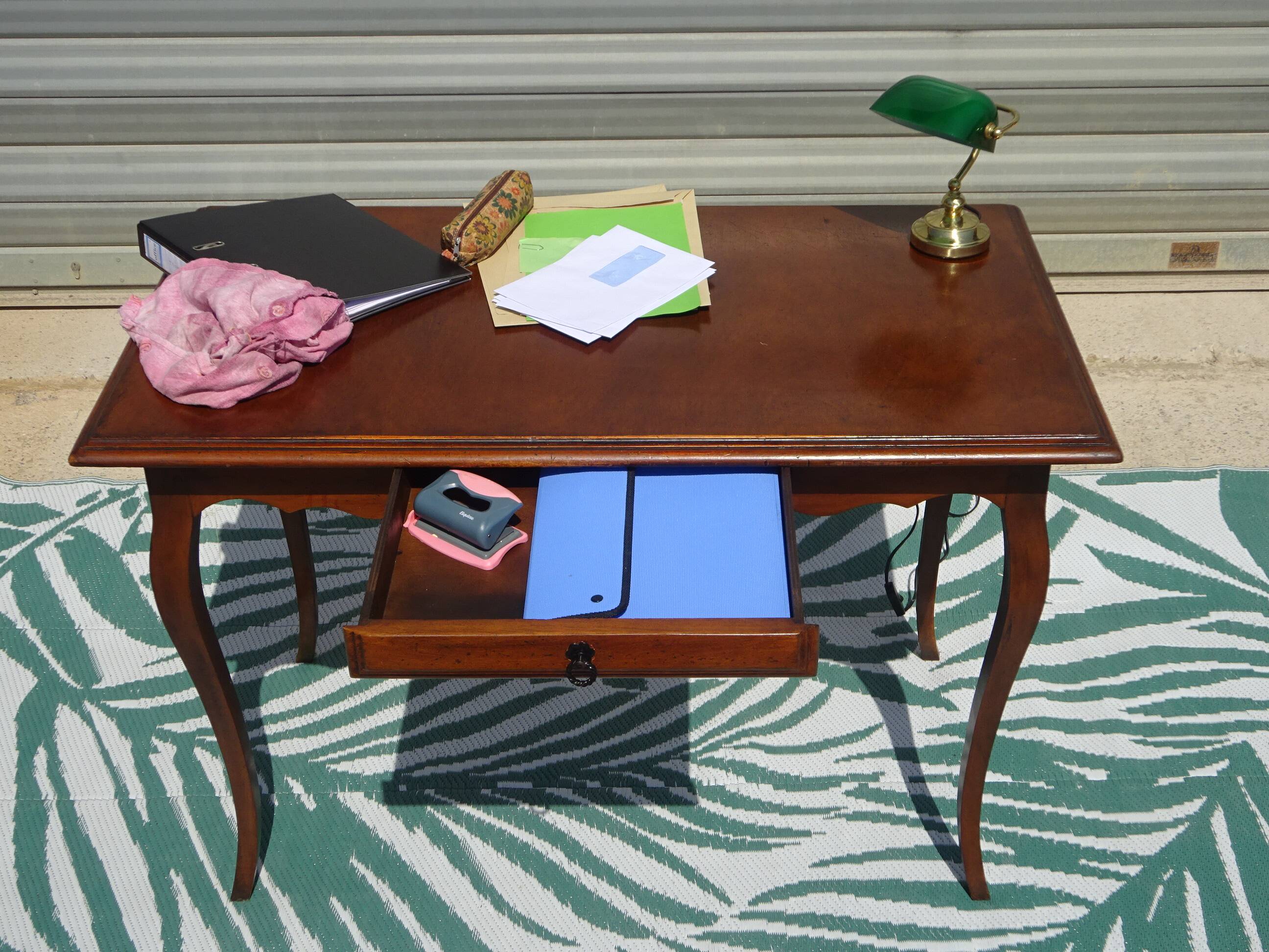 Petit bureau en bois de style Louis XV