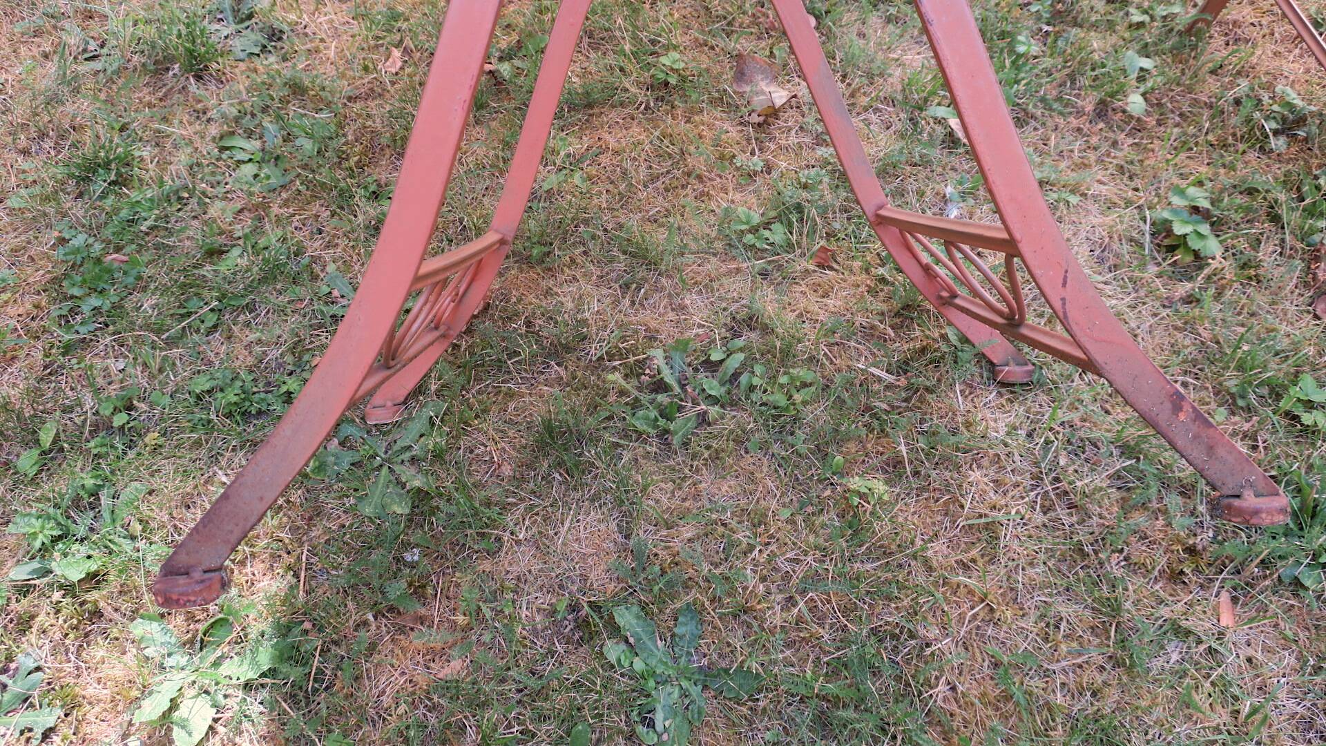 Mid century distressed painted iron garden table and 2 chairs, 1960s