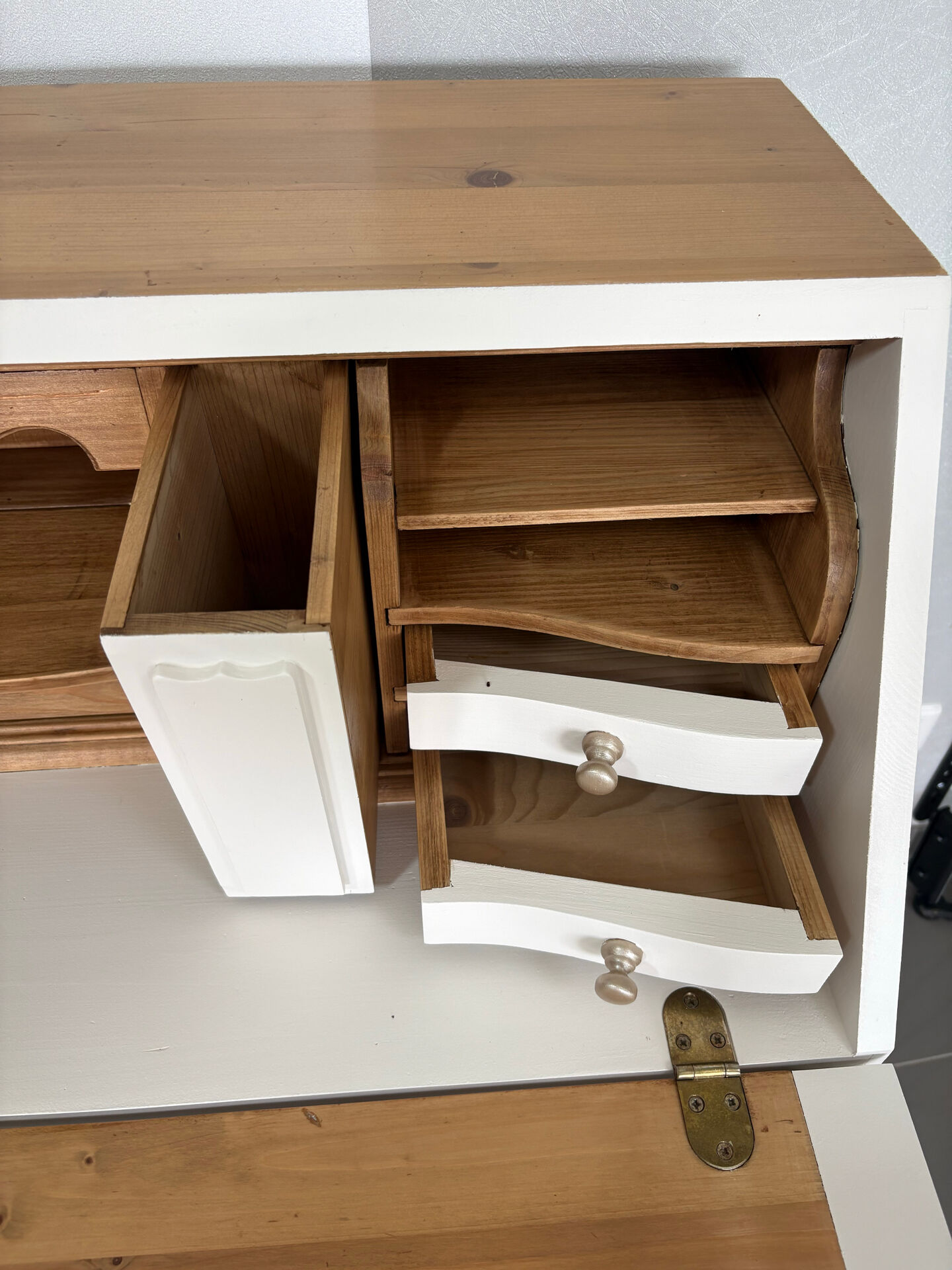Charming secretary fully restored