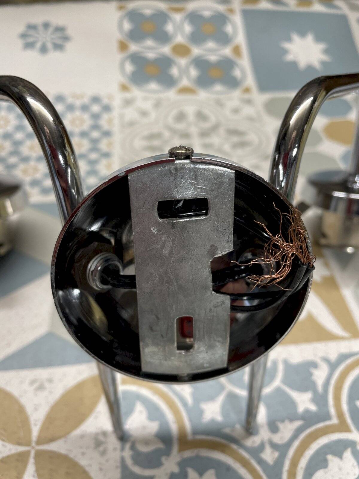 Wall light with 2 chrome-plated metal and glass globes