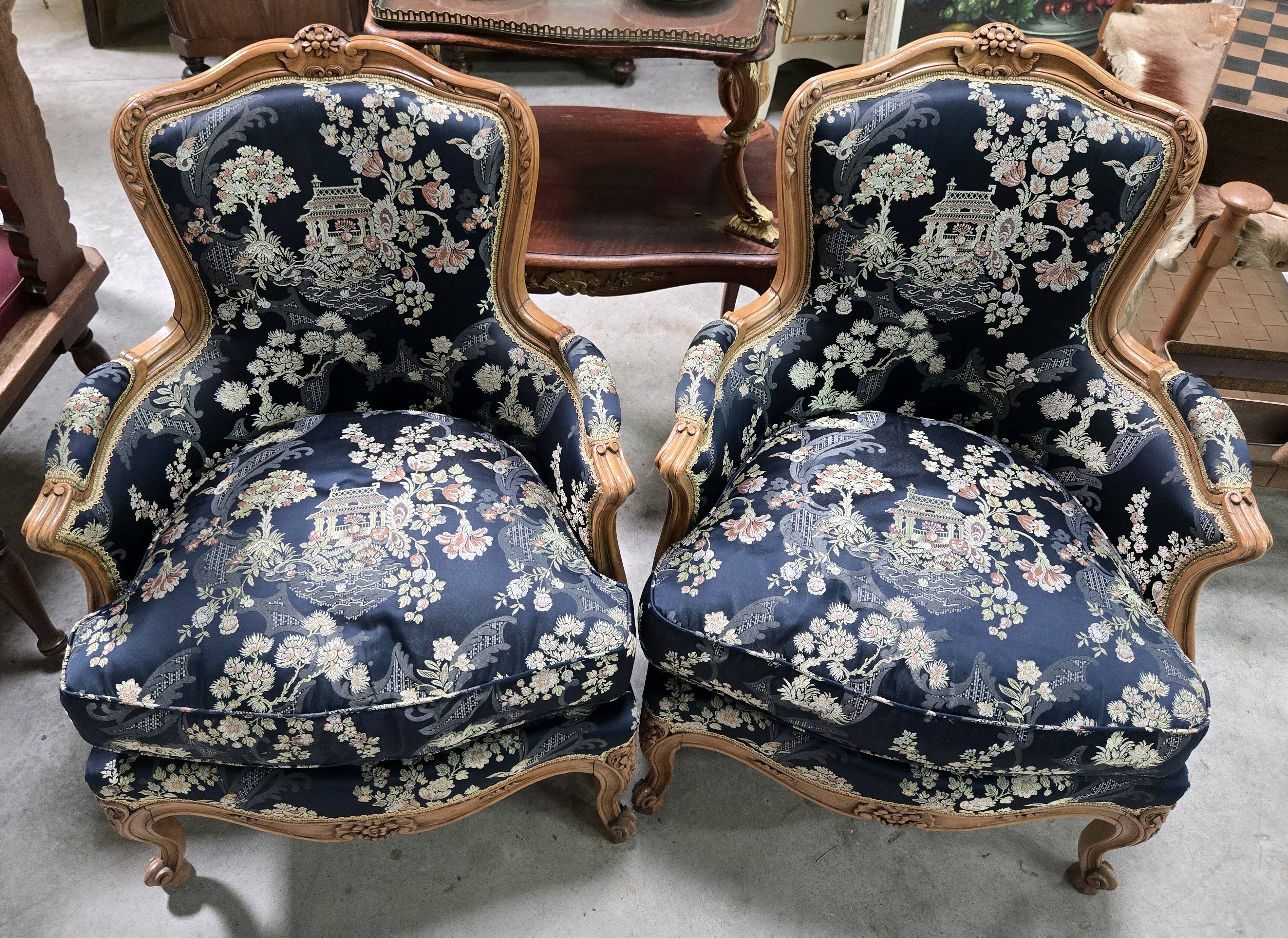 Paire de bergères de st. Louis XV, à dossier gondole/ tapisserie style Asie