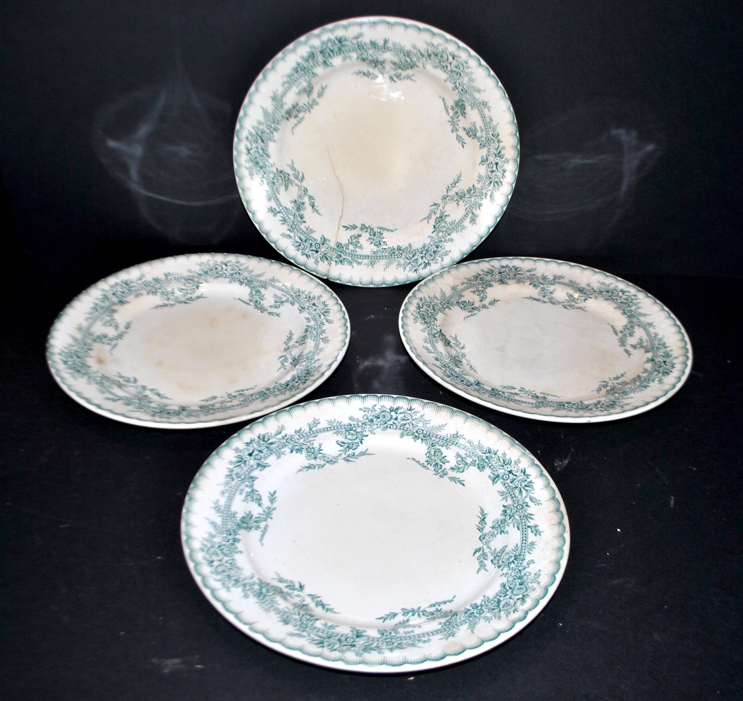 Onnaing Faïencerie set of 4 Coppelia plates with green floral decoration, iron earthenware