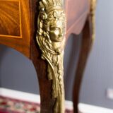 Table française de style Louis XV avec supports en bronze