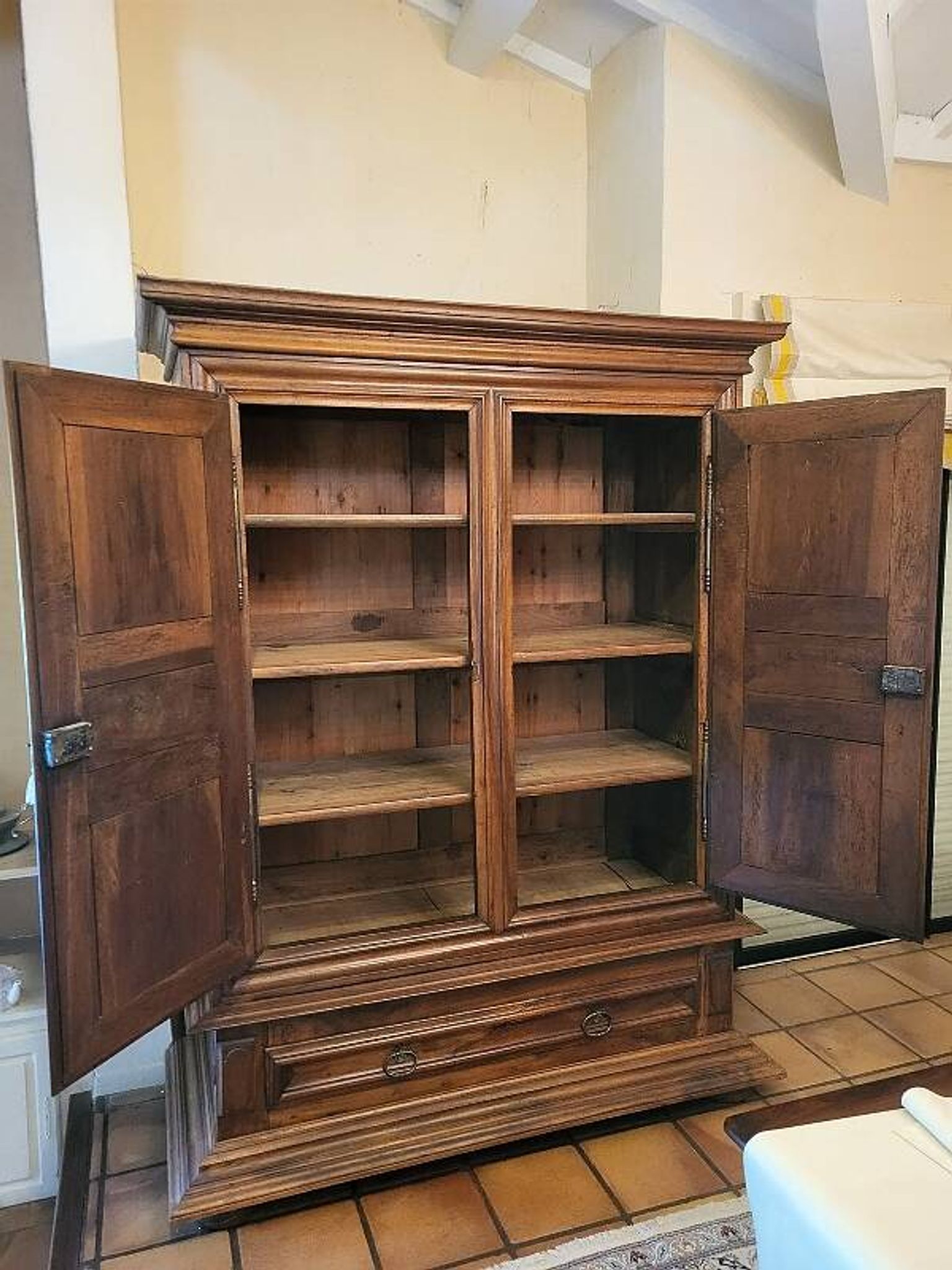 Armoire Louis XIII en noyer pointe de diamant et 2 portes, XVIIIème siècle