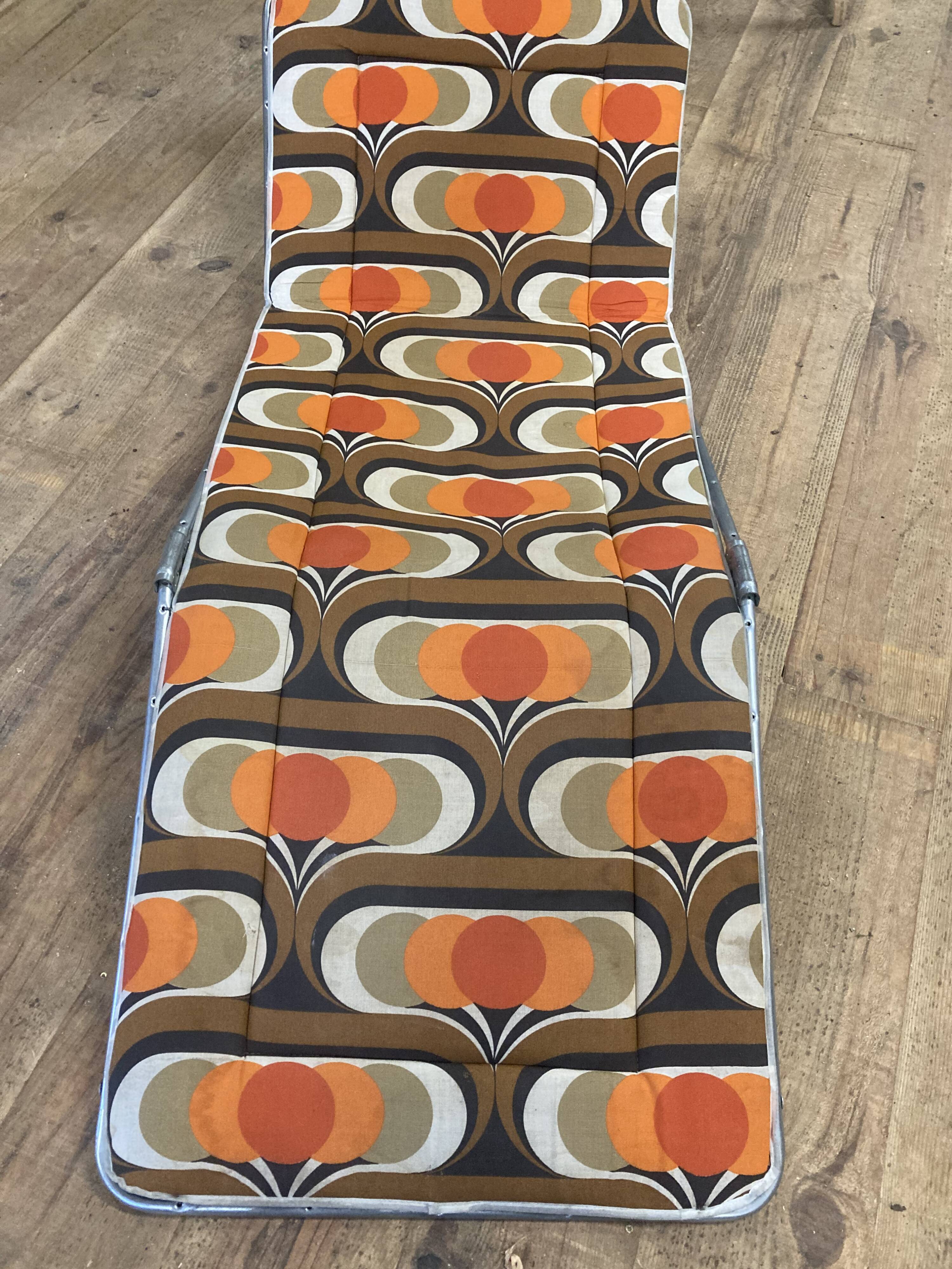 1970 orange pattern / chaise longue / vintage camp bed in metal and fabric