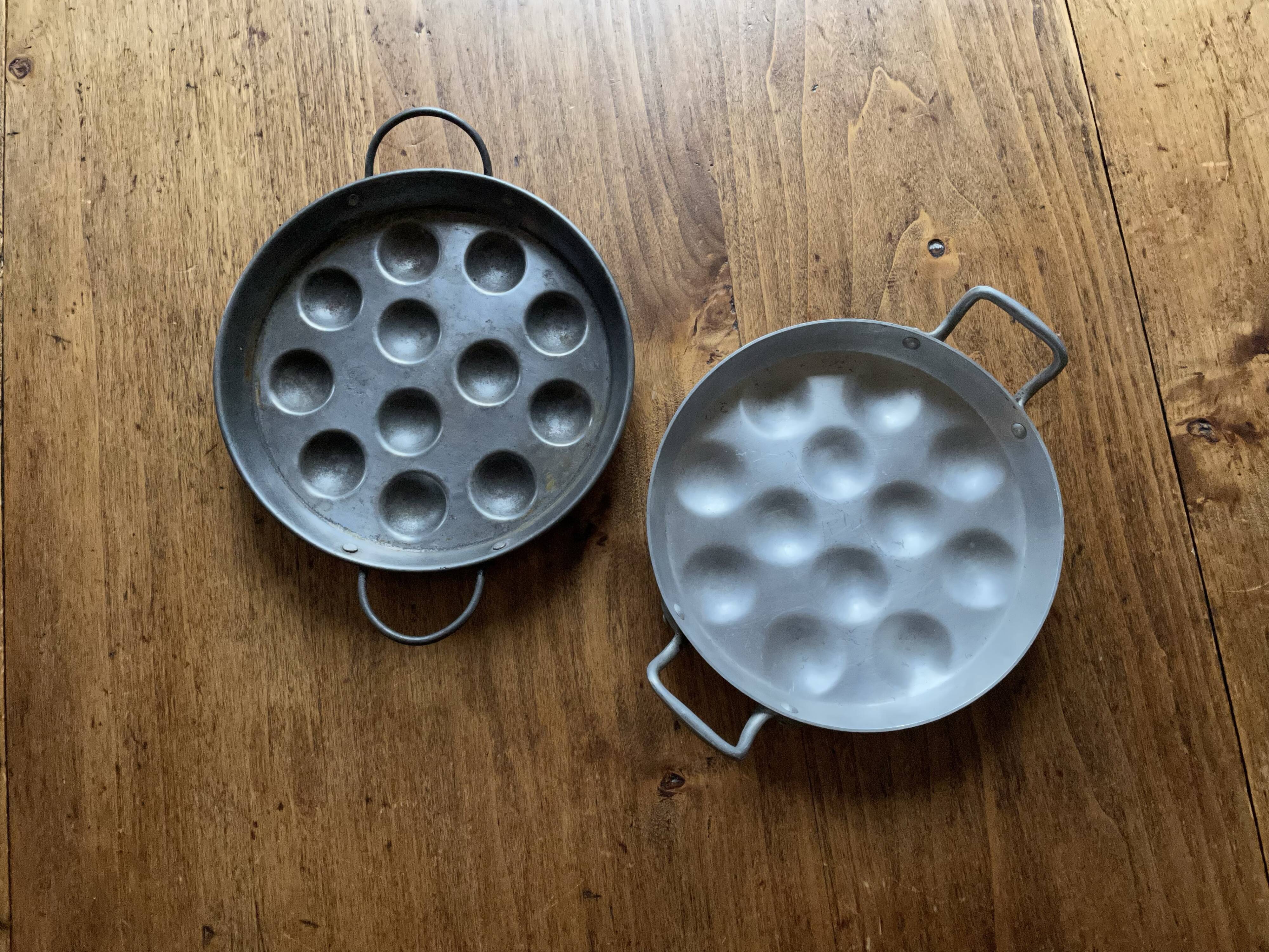 Set of 2 metal snail dishes