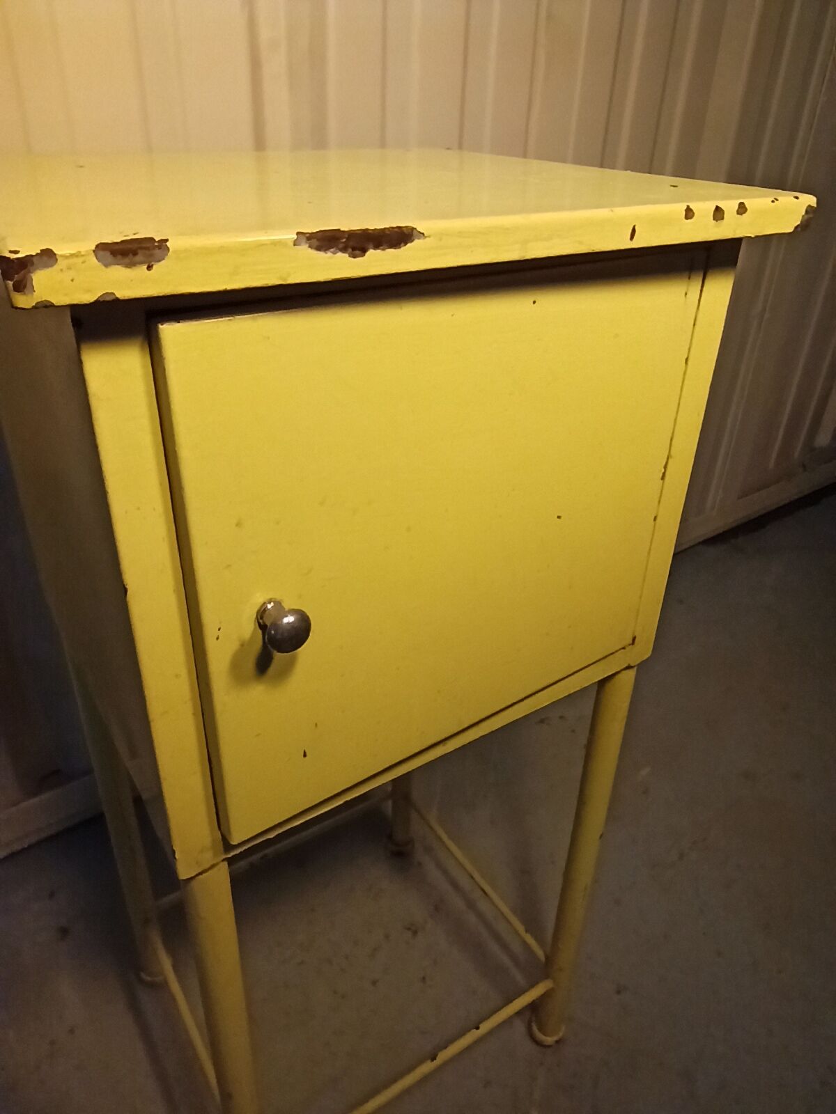 Meuble atelier métallique industriel une porte jaune
