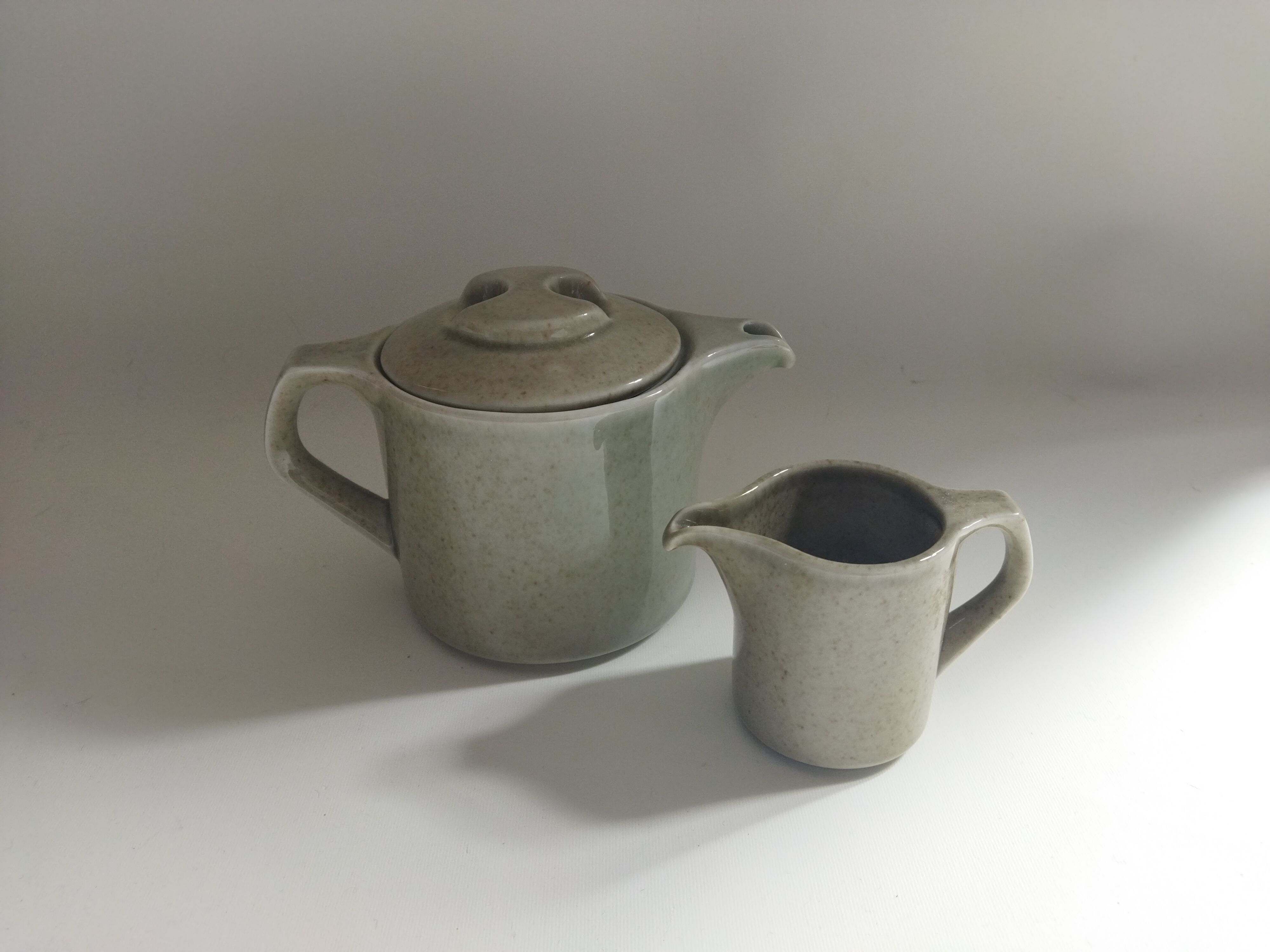 Porcelain teapot & creamer from lot virebent