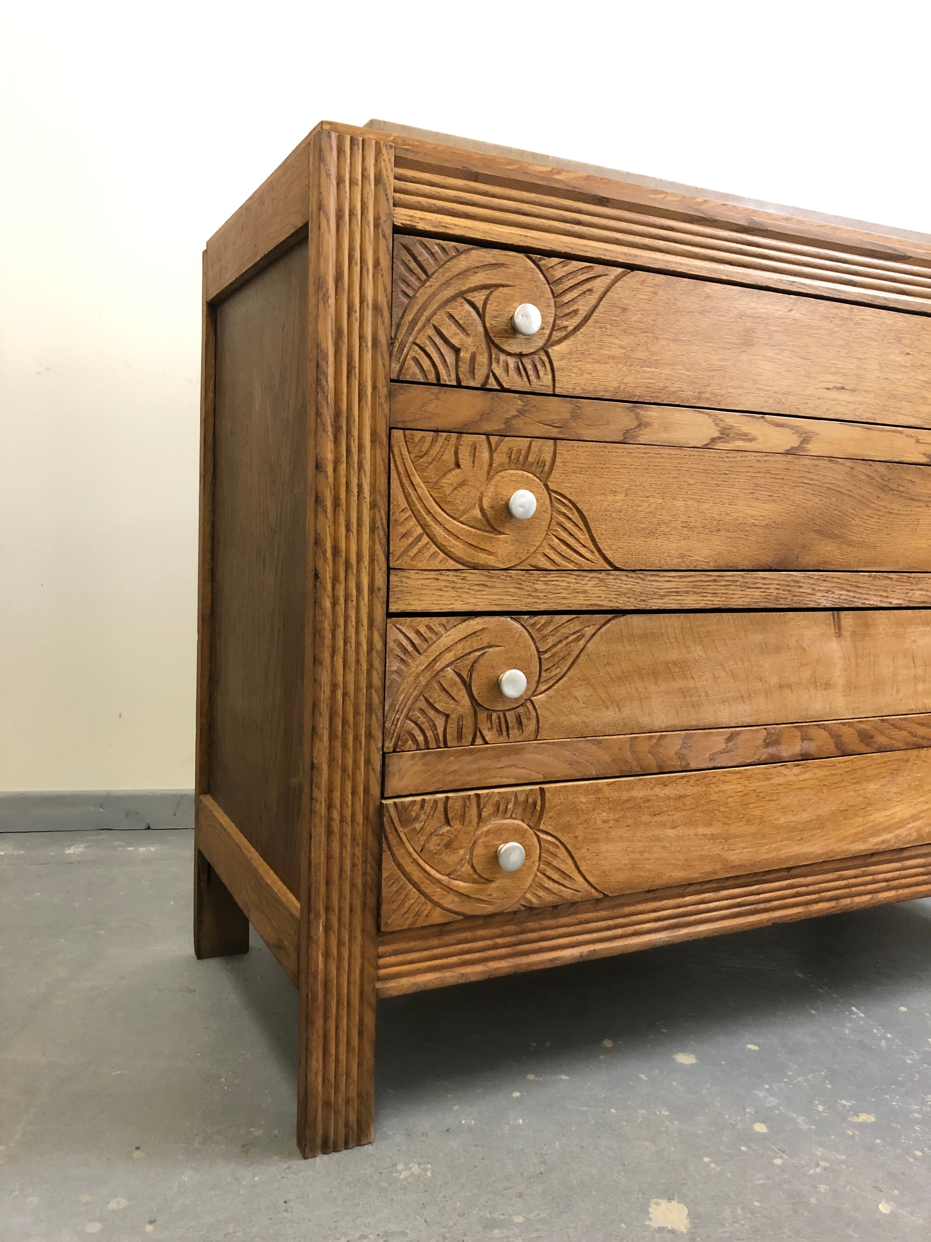 Oak chest of drawers