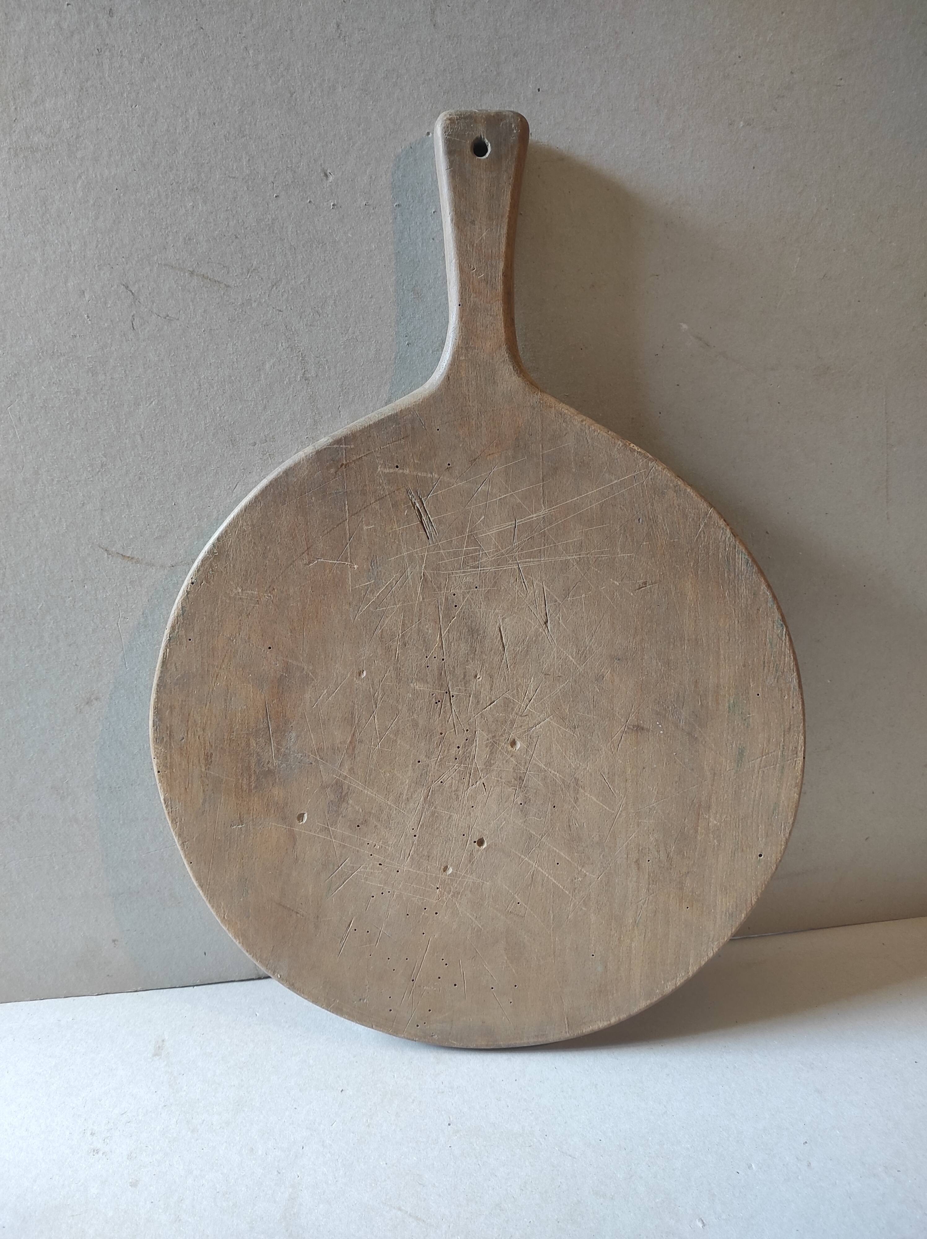 Old round pizza cutting board