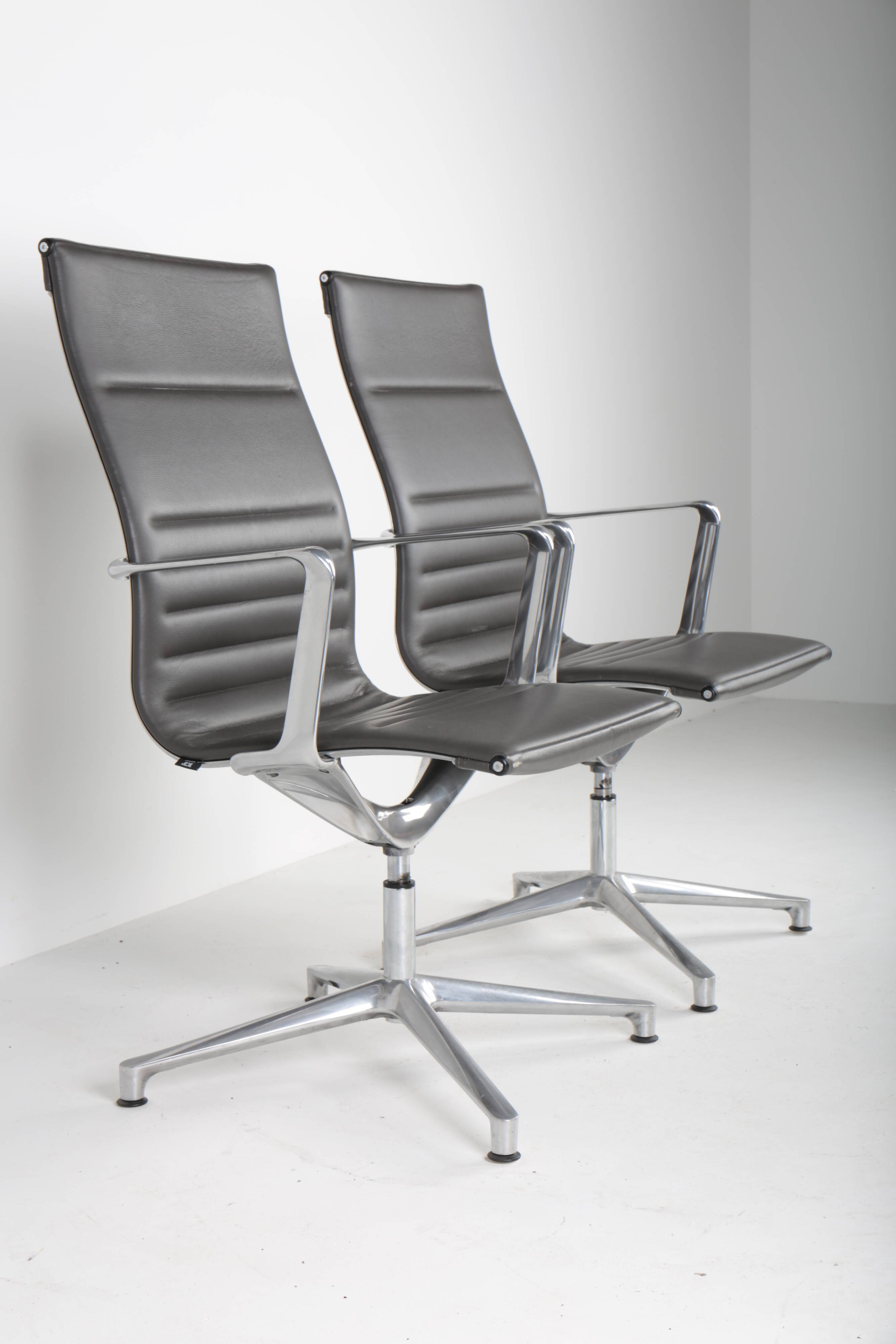 Paire de fauteuils de bureau ICF Una Chair Management