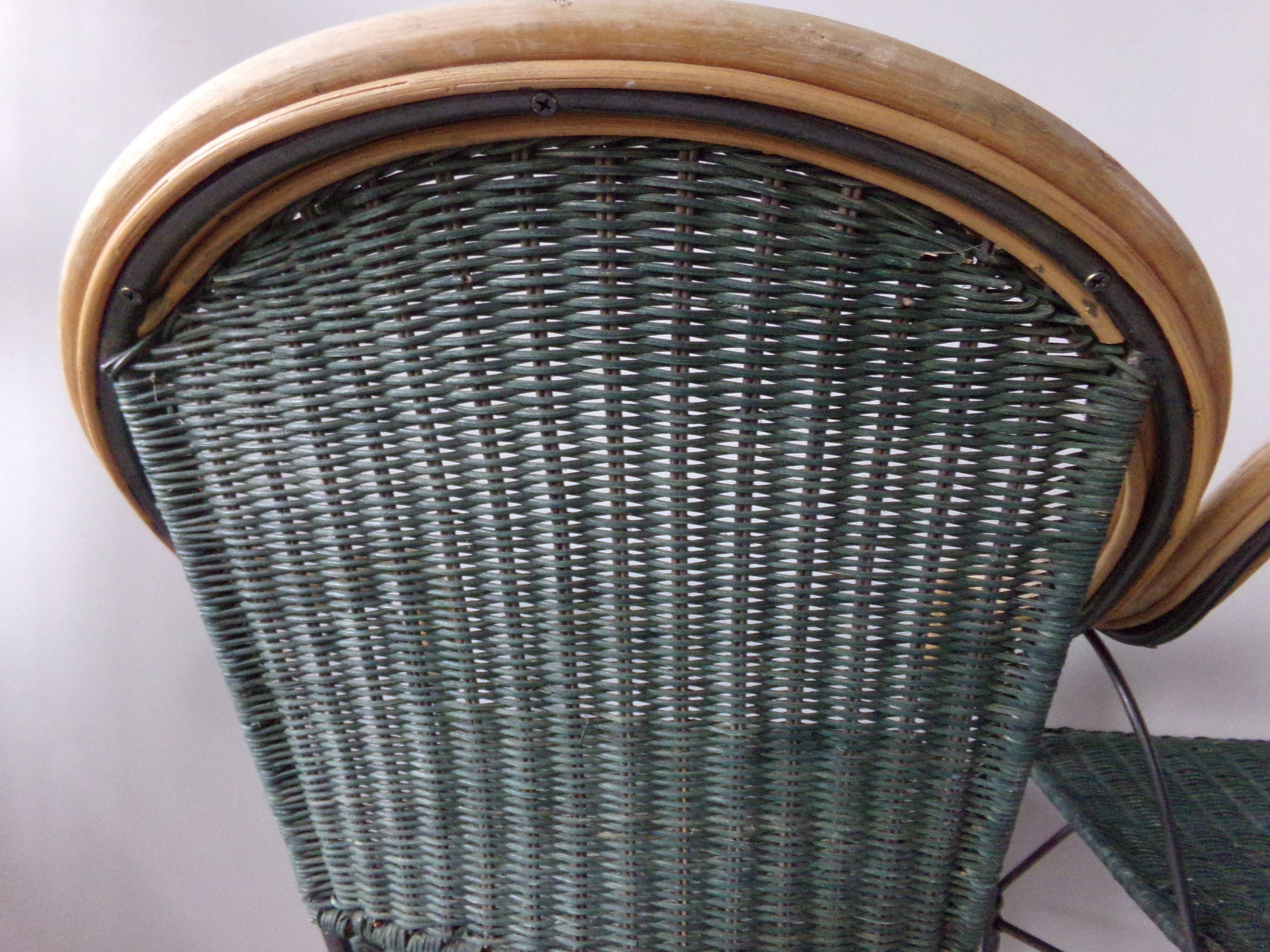 Duo de fauteuils anciens en fer forgé et osier