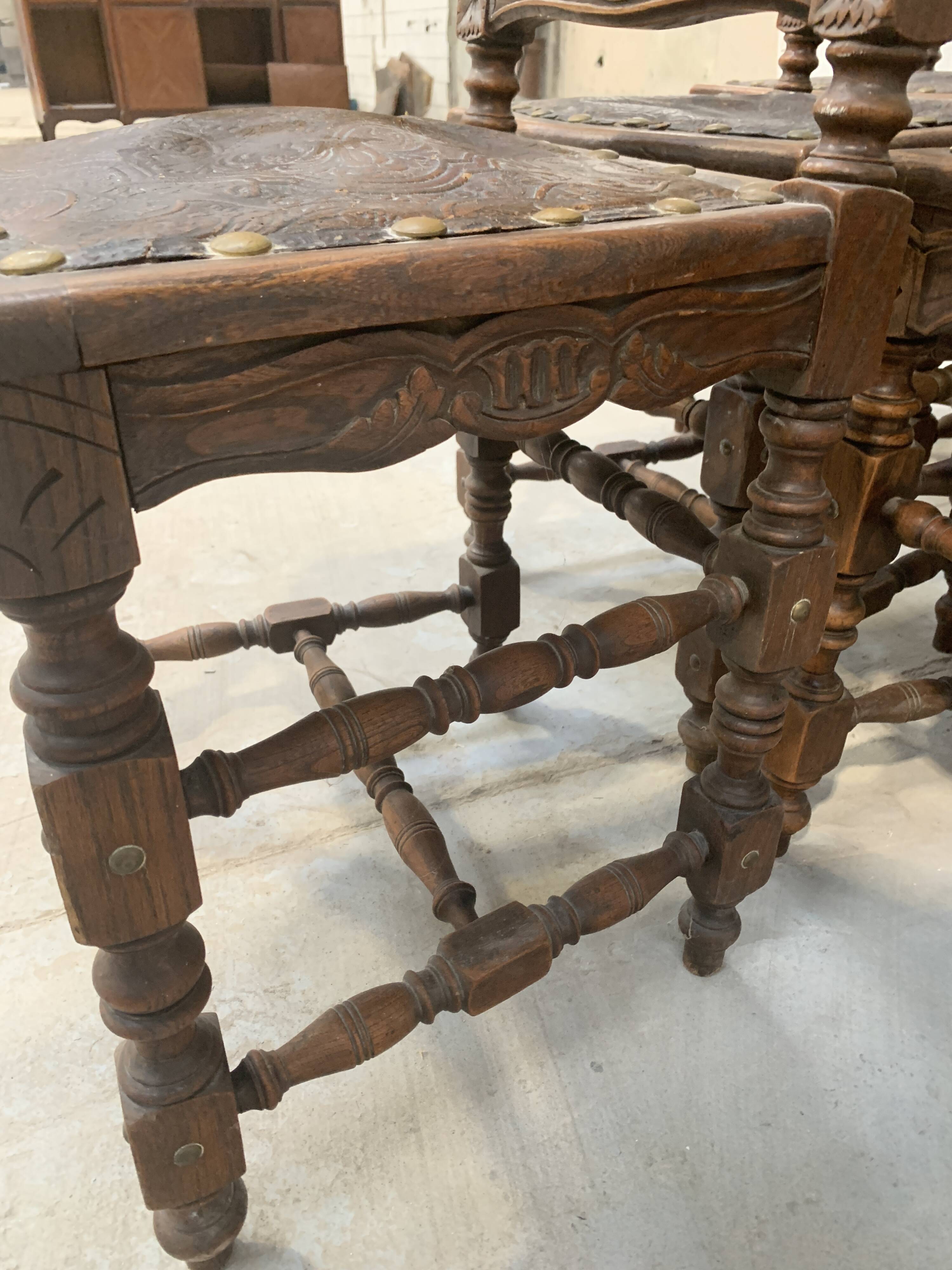 6 chaises de style Renaissance en chêne, XXème siècle