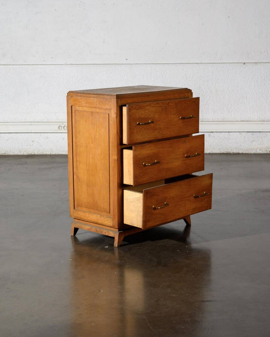 Oak chest of drawers