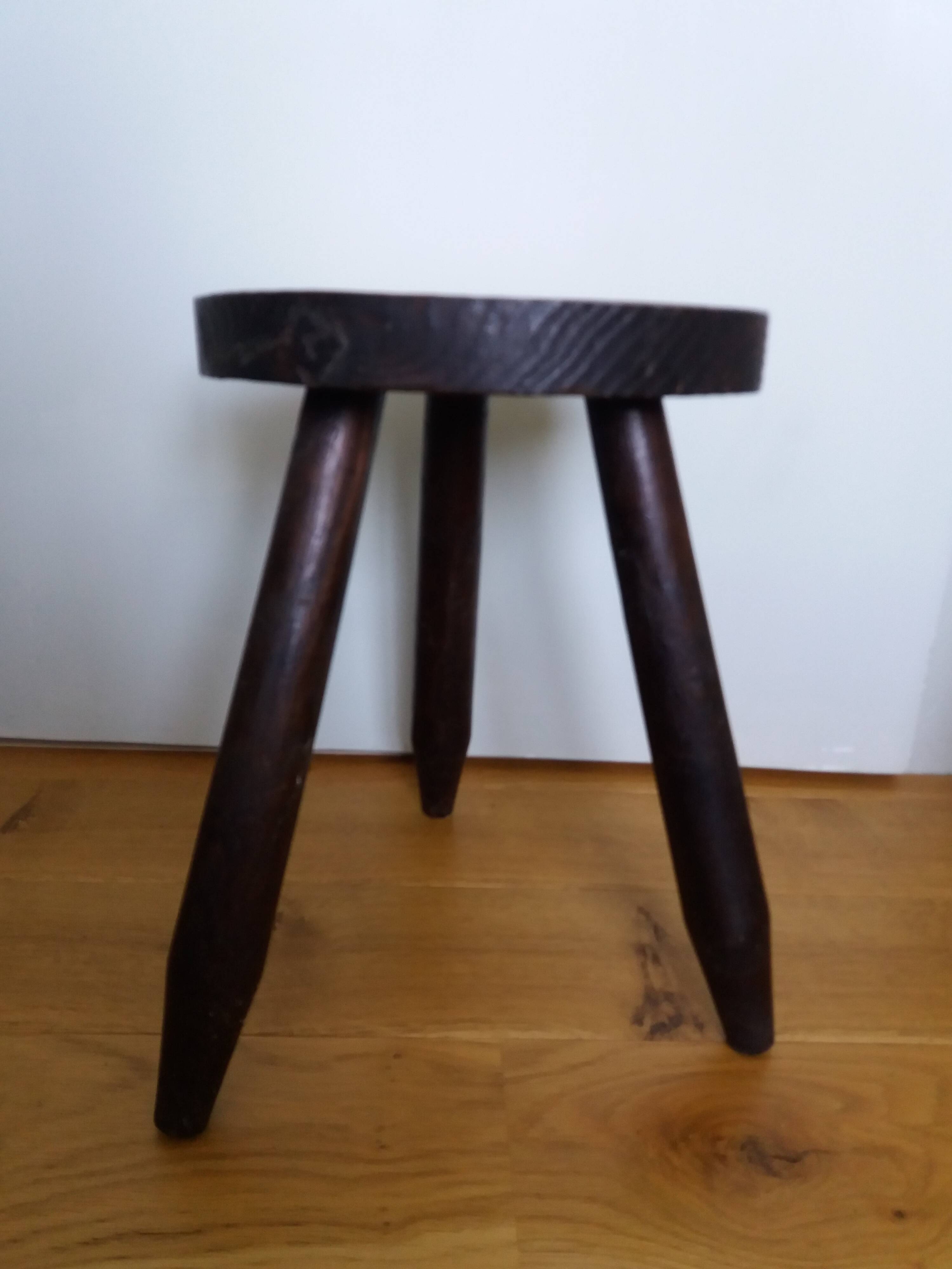 Tripod stool with pencil legs