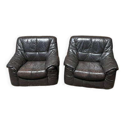 Paire de fauteuils club en cuir patiné