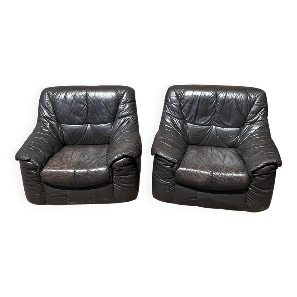 Paire de fauteuils club en cuir patiné