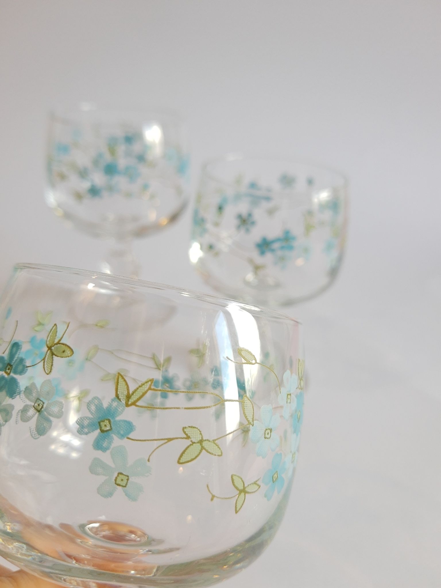 Set of 4 glasses with feet model Véronica Forget-me-nots France vintage