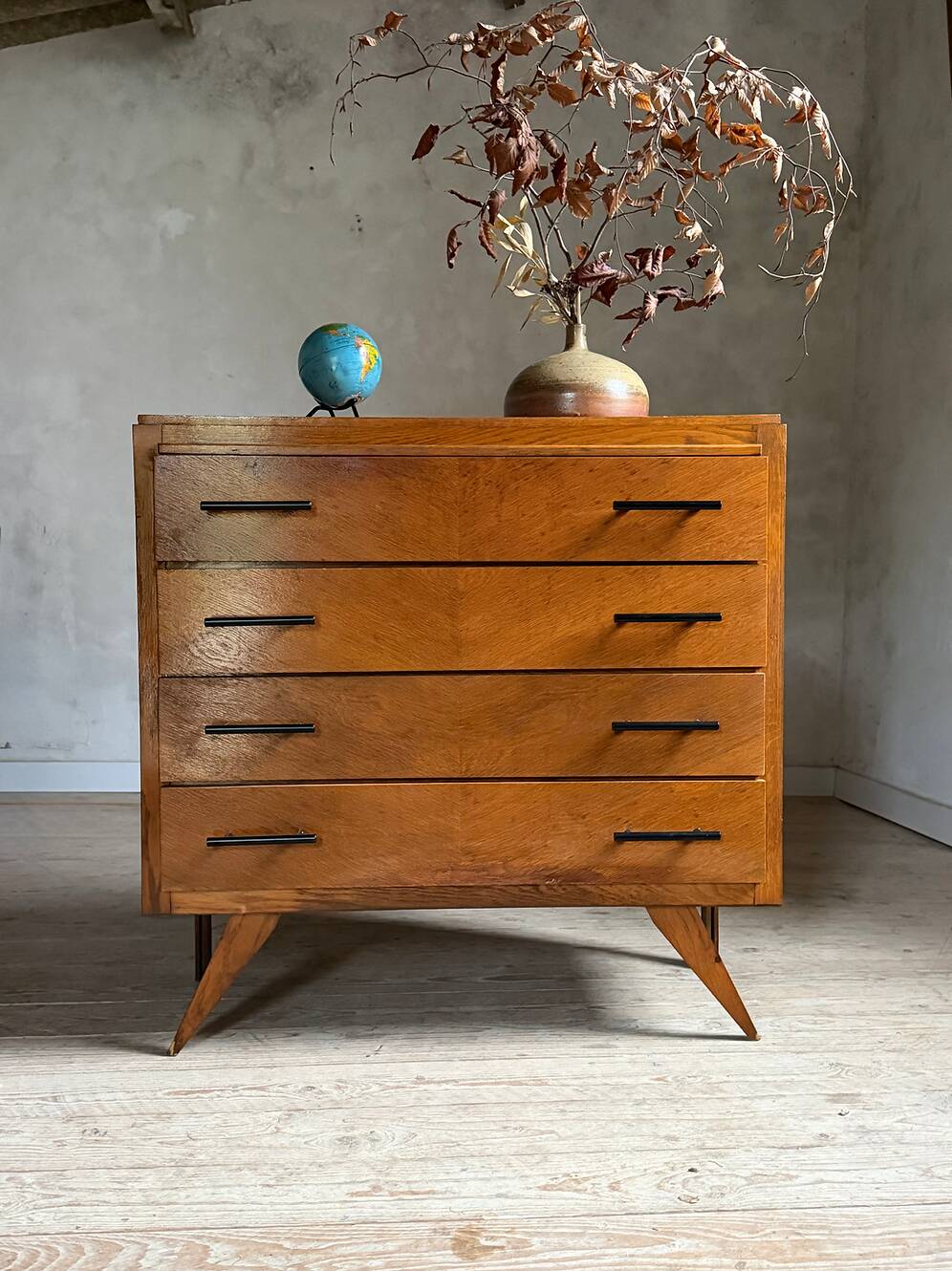 Commode vintage en chêne 4 tiroirs pied compas