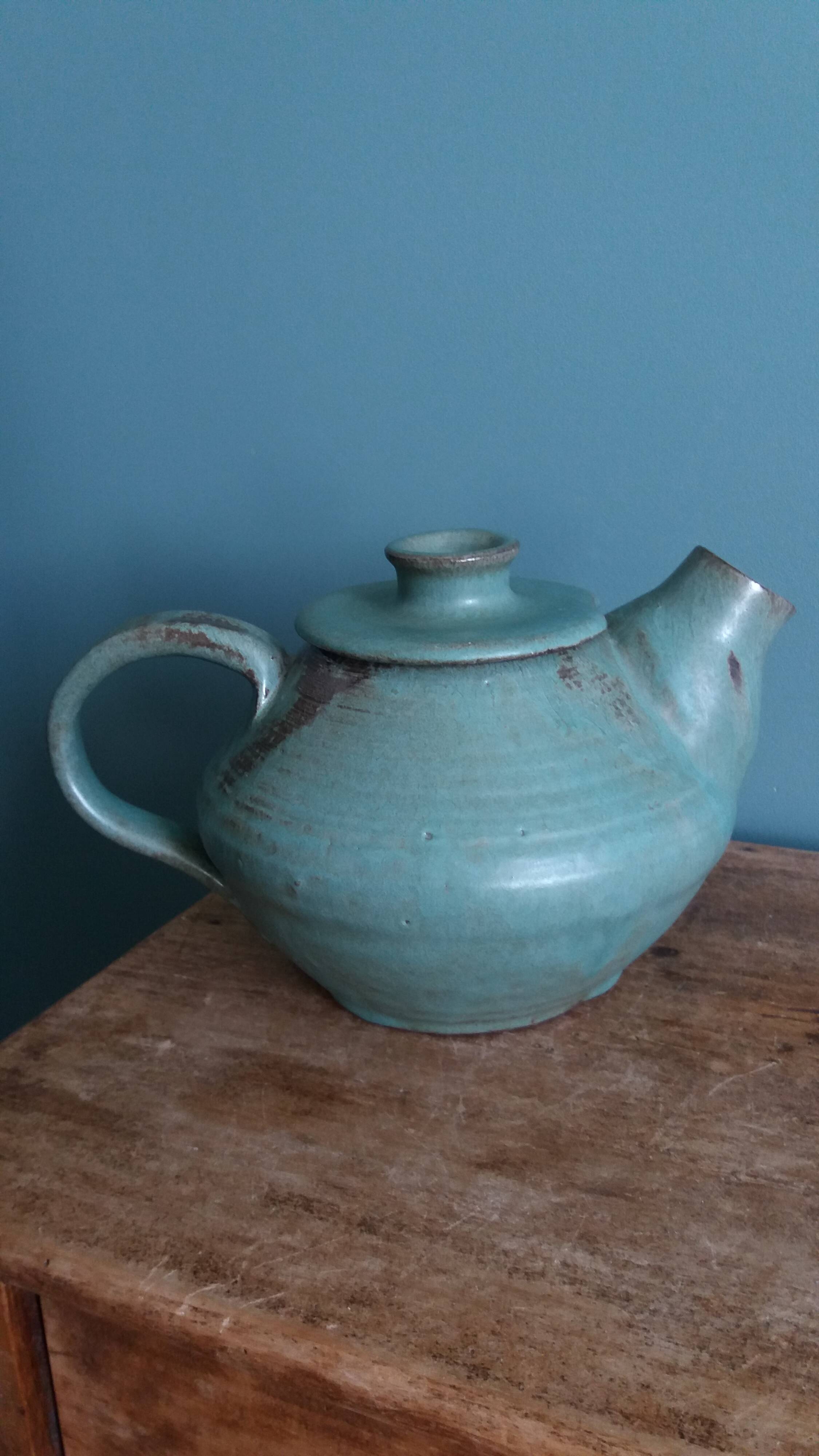 Théière artisanale en grès chamotté émaillé vert de gris signée