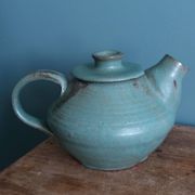 Théière artisanale en grès chamotté émaillé vert de gris signée