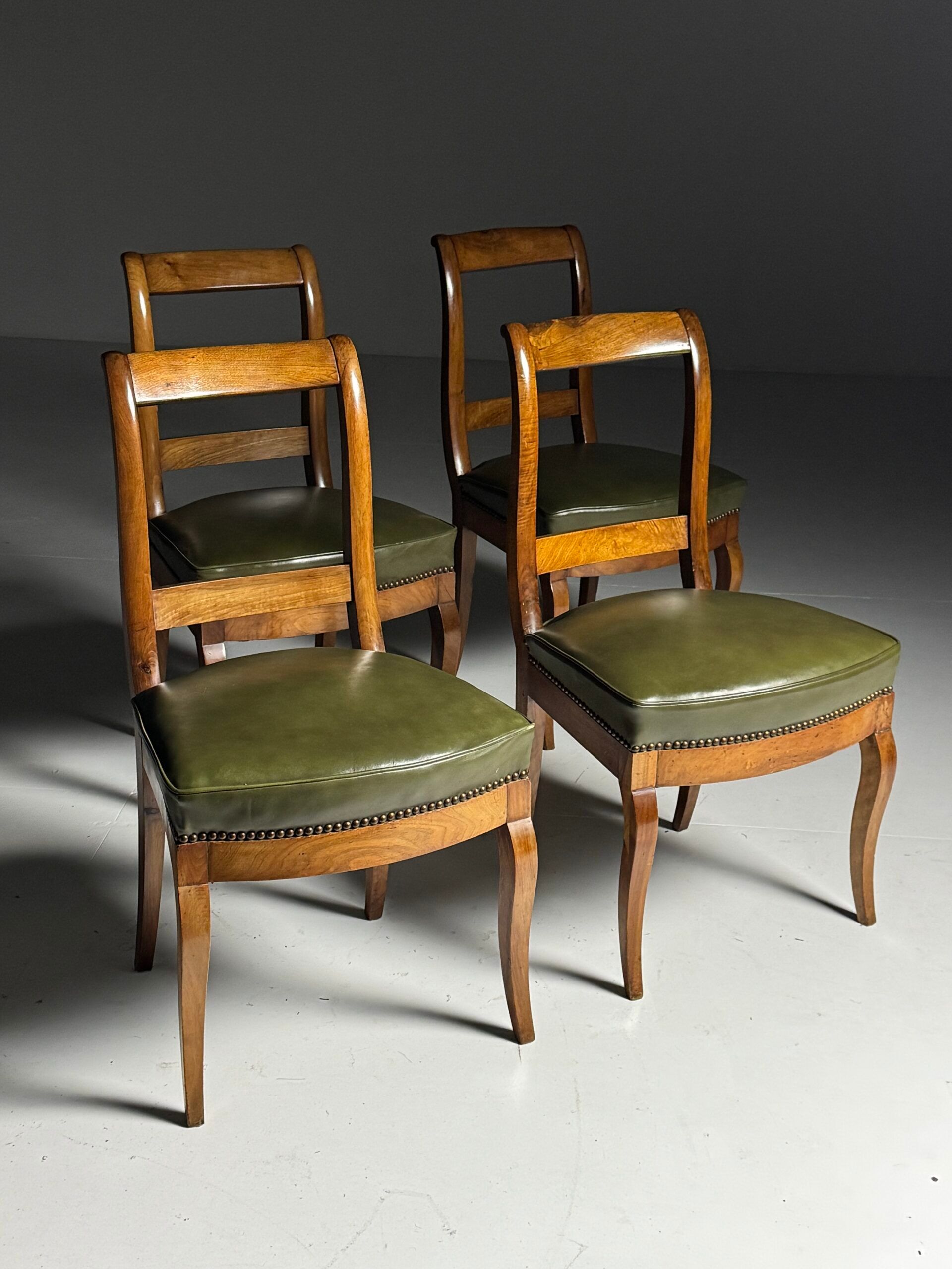 Set of 5 dining chairs