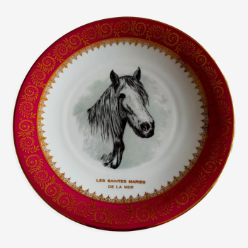 Assiette porcelaine déco cheval. Bordure fine dorée