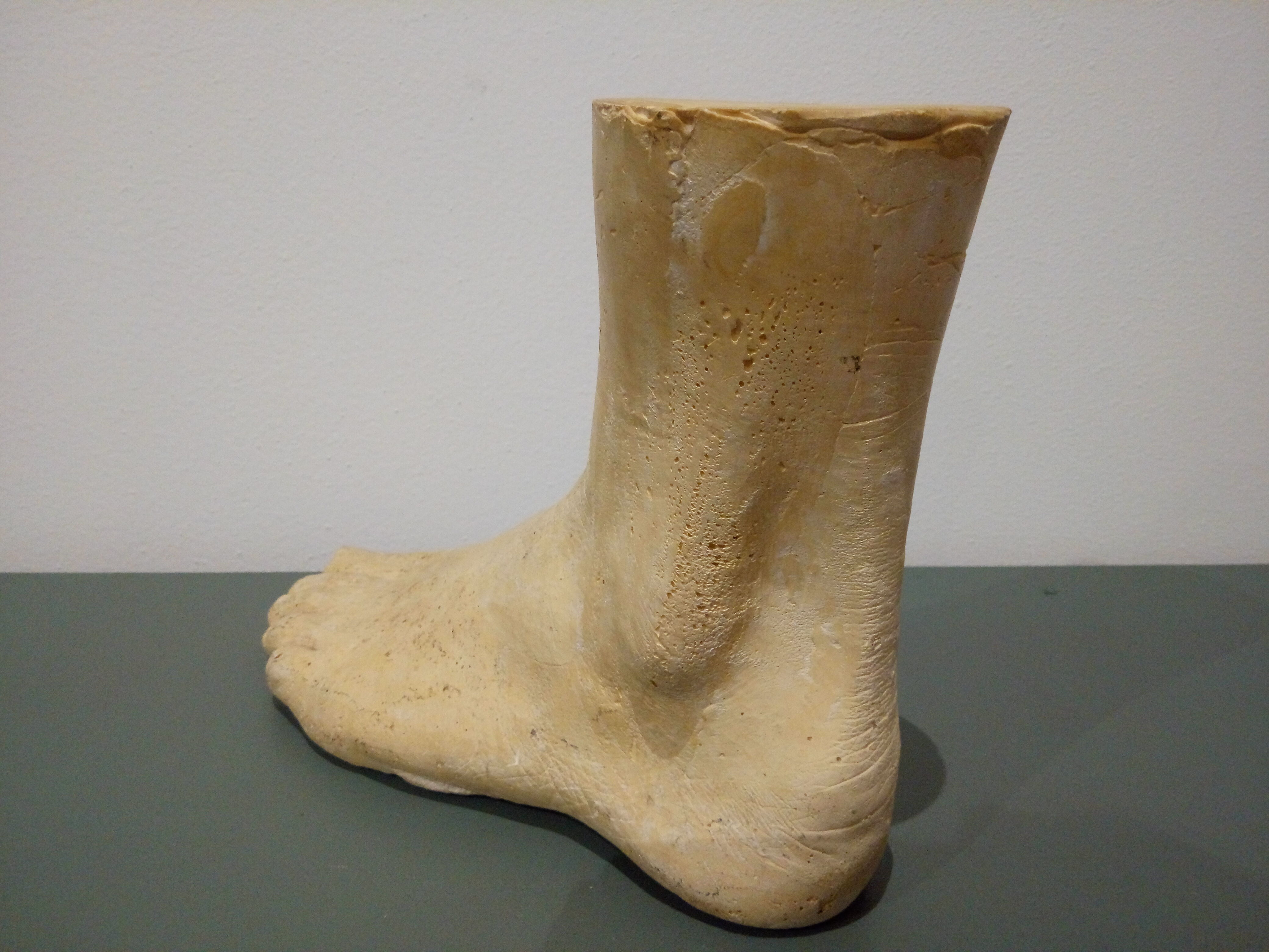 Foot moulded into platre
