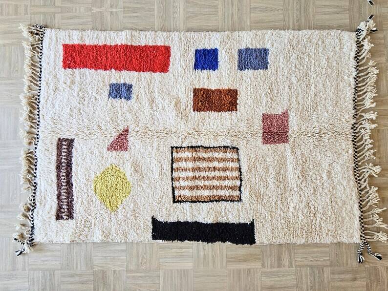 Off-white Moroccan rug with geometric patterns, 250cm x 150cm